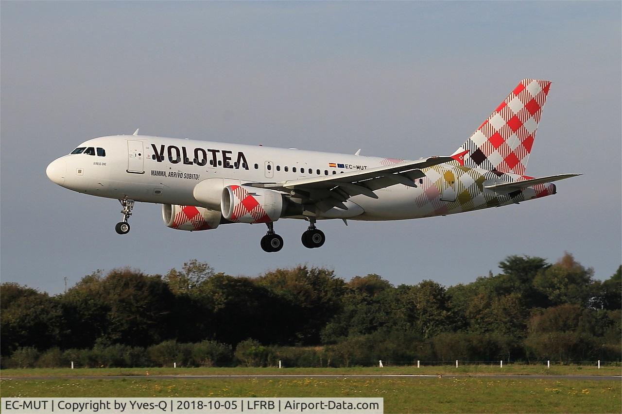 EC-MUT, 2004 Airbus A319-111 C/N 2240, Airbus A319-111, On final rwy 25L, Brest-Bretagne Airport (LFRB-BES)