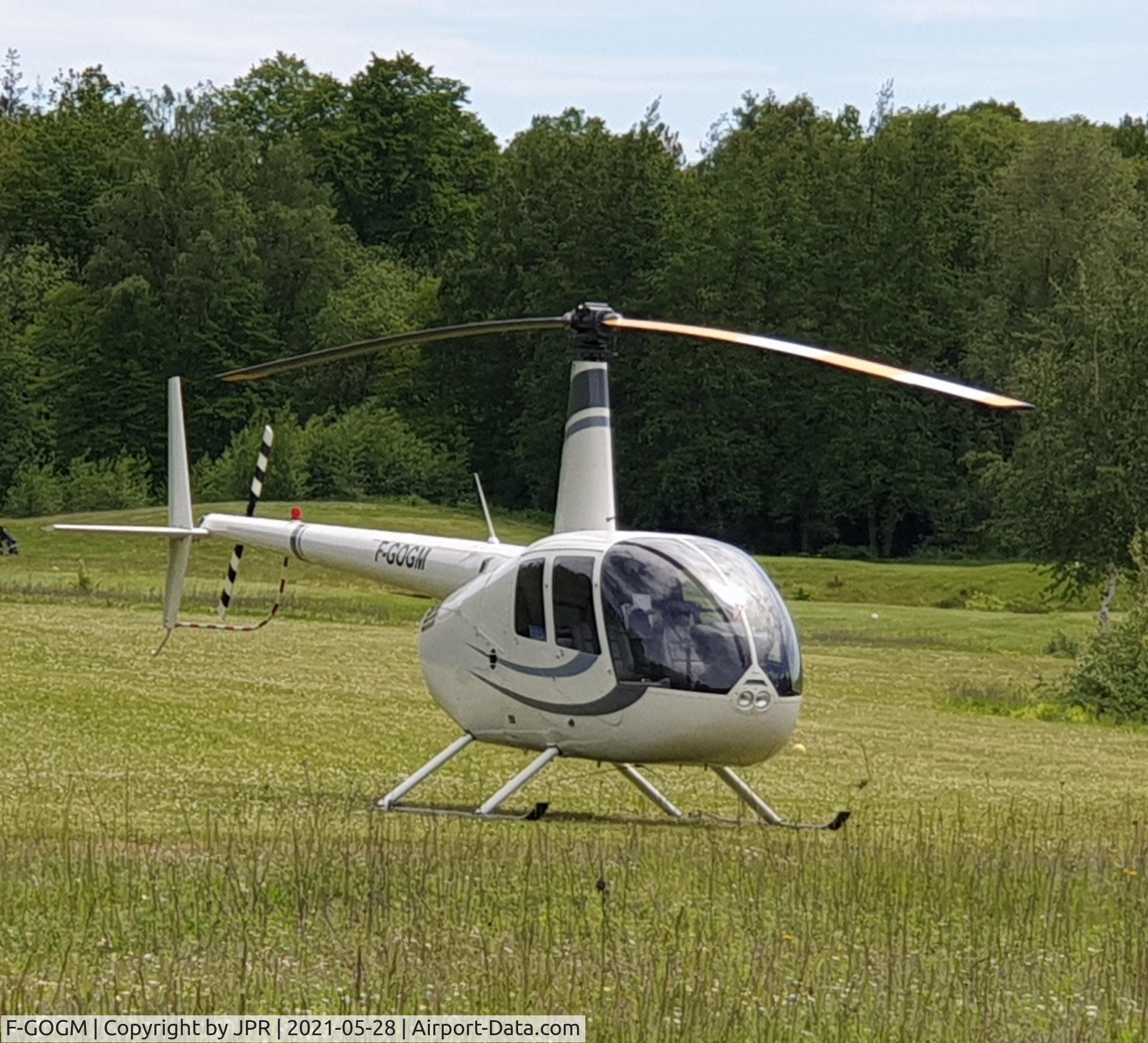 F-GOGM, Robinson R44 II C/N 10304, Version repeinte, vue sur le Golf d'APREMONT Oise, le Vendredi 28 Mai 2021.