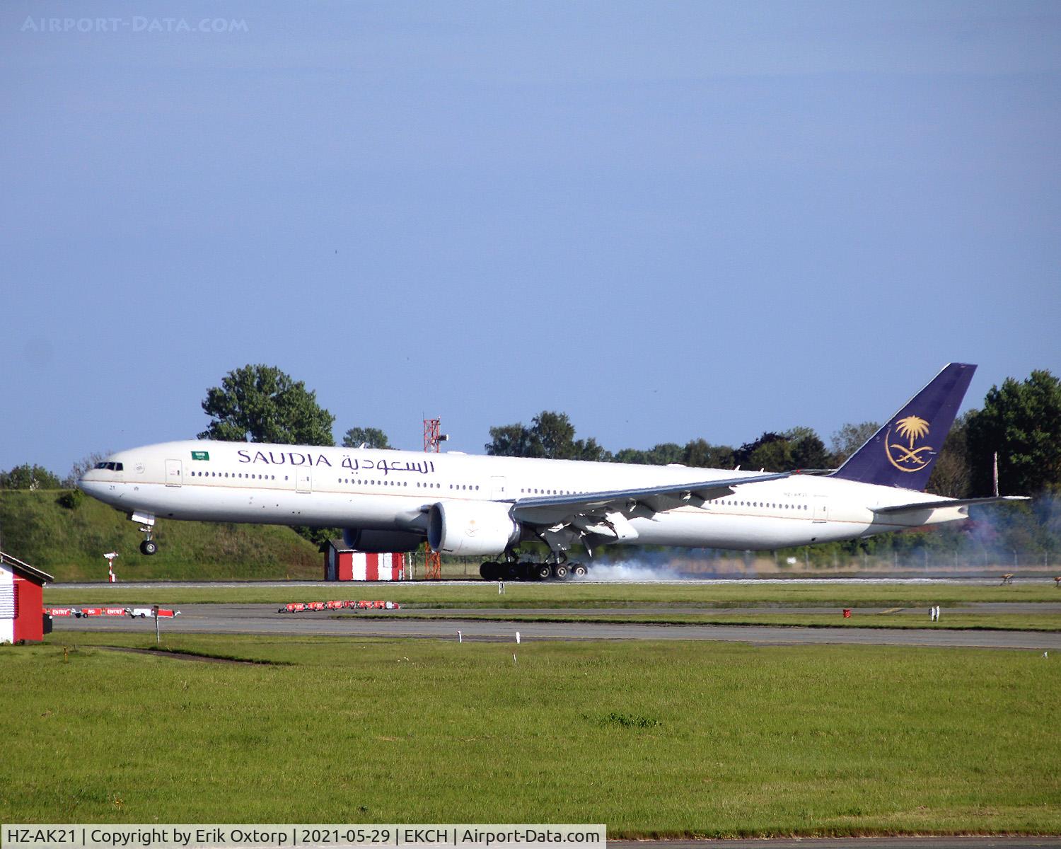 HZ-AK21, 2013 Boeing 777-368/ER C/N 41057, HZ-AK21 landing rw 04R