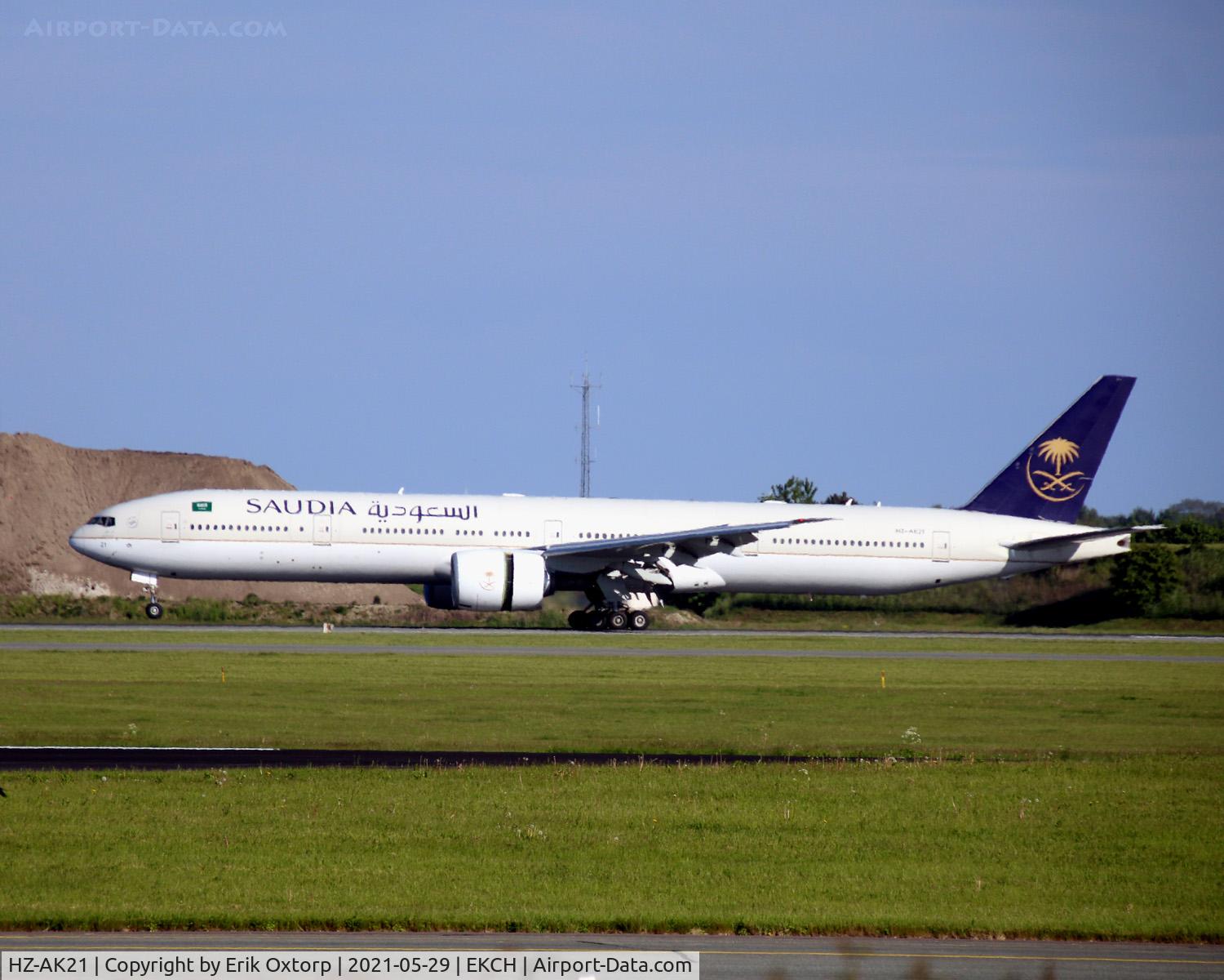 HZ-AK21, 2013 Boeing 777-368/ER C/N 41057, HZ-AK21 landing rw 04R