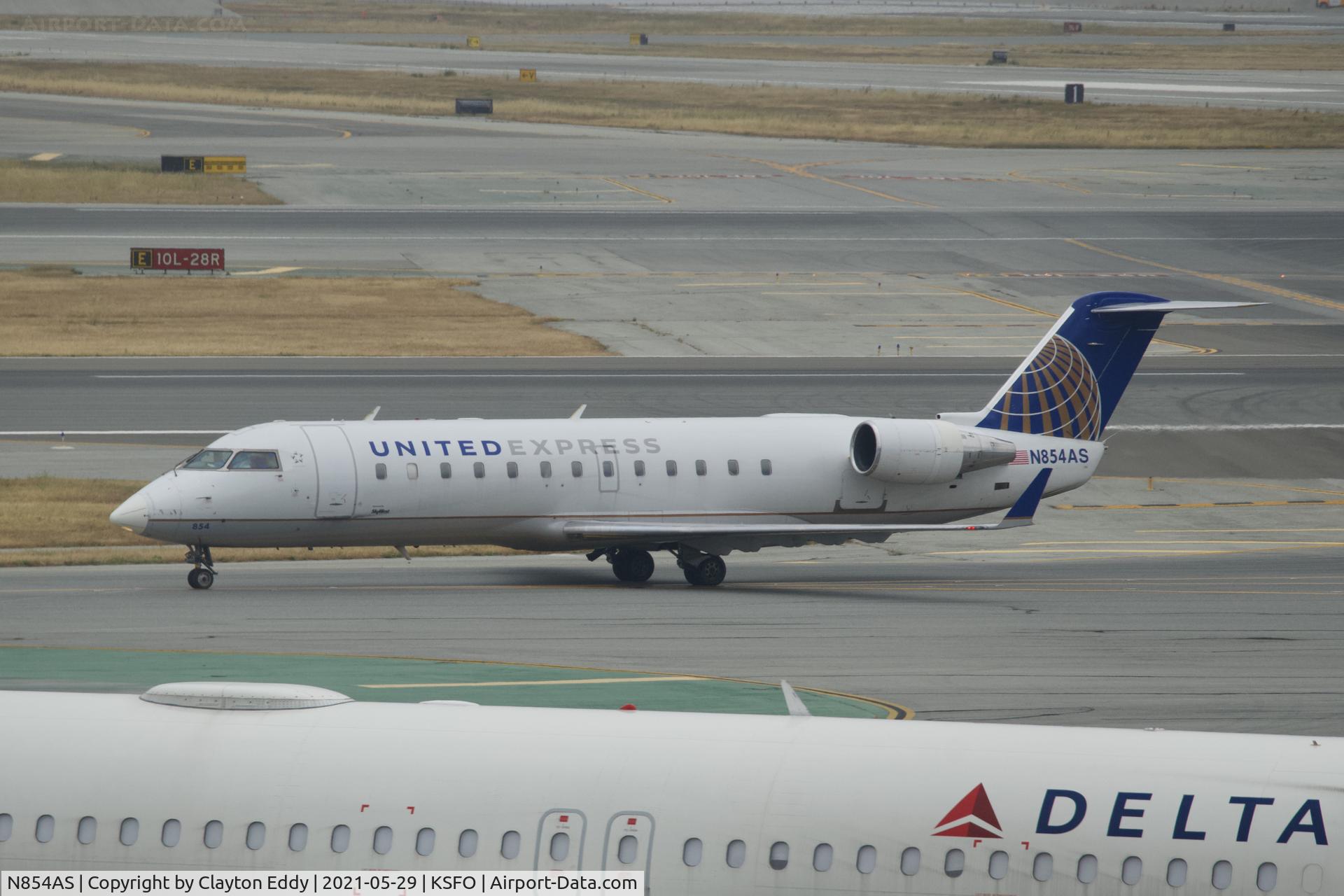 N854AS, 2000 Bombardier CRJ-200ER (CL-600-2B19) C/N 7382, Skyterrace SFO 2021.