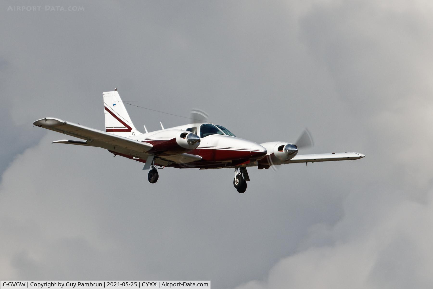 C-GVGW, 1975 Piper PA-34-200T C/N 34-7570250, Landing on 19