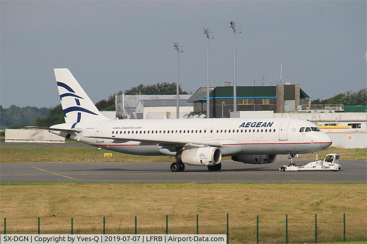 SX-DGN, 2006 Airbus A320-232 C/N 2828, Airbus A320-232, Push back, Brest-Bretagne airport (LFRB-BES)