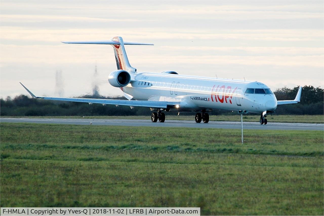 F-HMLA, 2010 Bombardier CRJ-1000EL NG (CL-600-2E25) C/N 19004, Bombardier CRJ-1000EL NG, Taxiing rwy 25L, Brest-Bretagne airport (LFRB-BES)