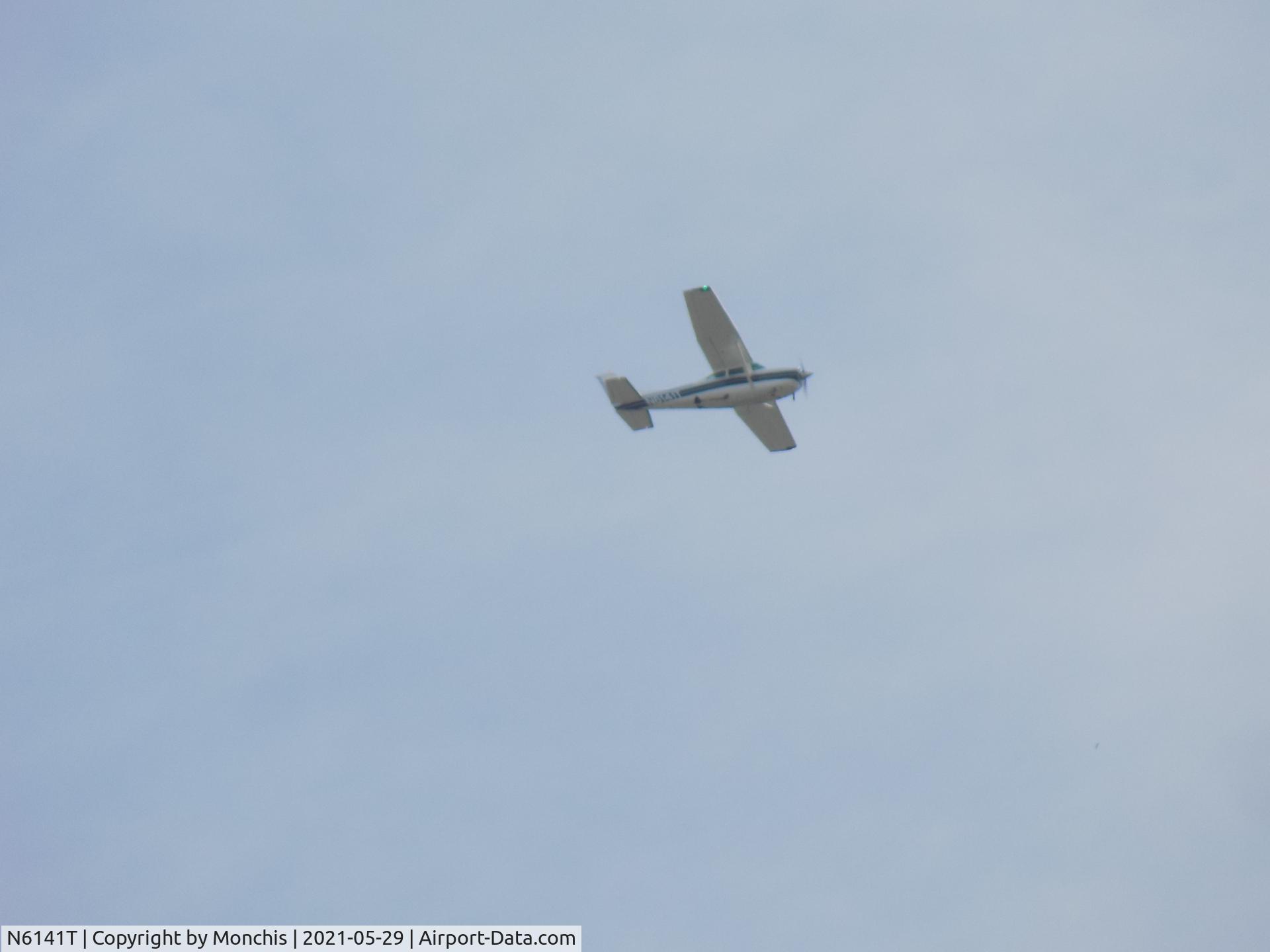 N6141T, 1982 Cessna TR182 Turbo Skylane RG C/N R18201918, Picture of a Cessna cruising at 2,000