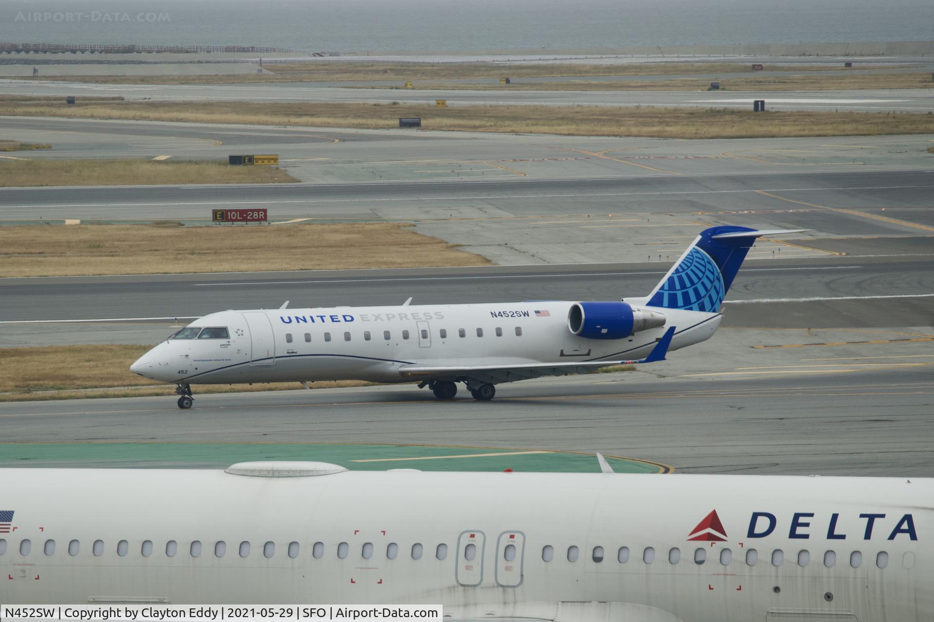 N452SW, 2002 Bombardier CRJ-200ER (CL-600-2B19) C/N 7716, Skyterrace SFO 2021.