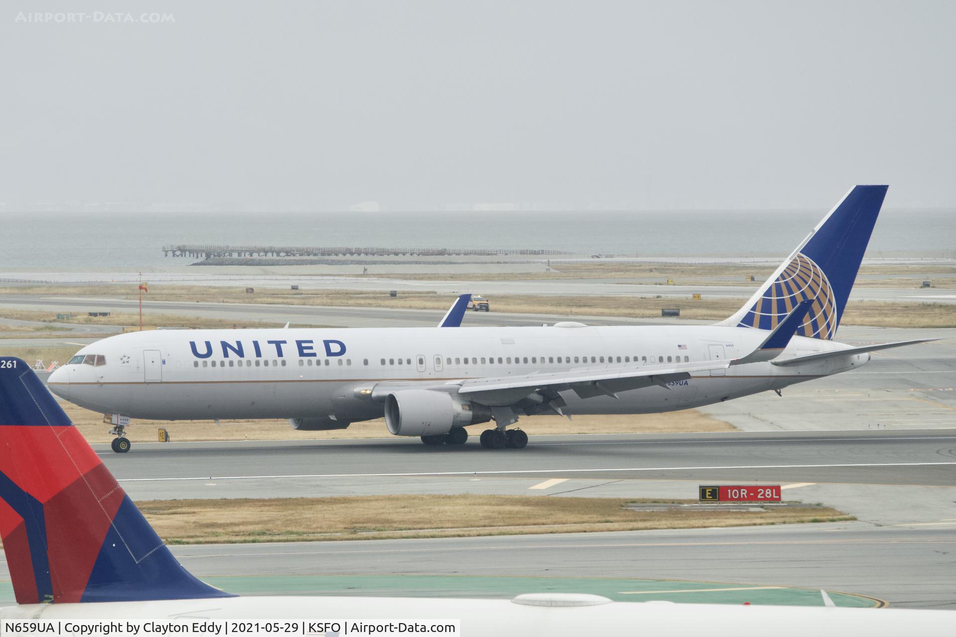 N659UA, 1993 Boeing 767-322 C/N 27114, Skyterrace SFO 2021.