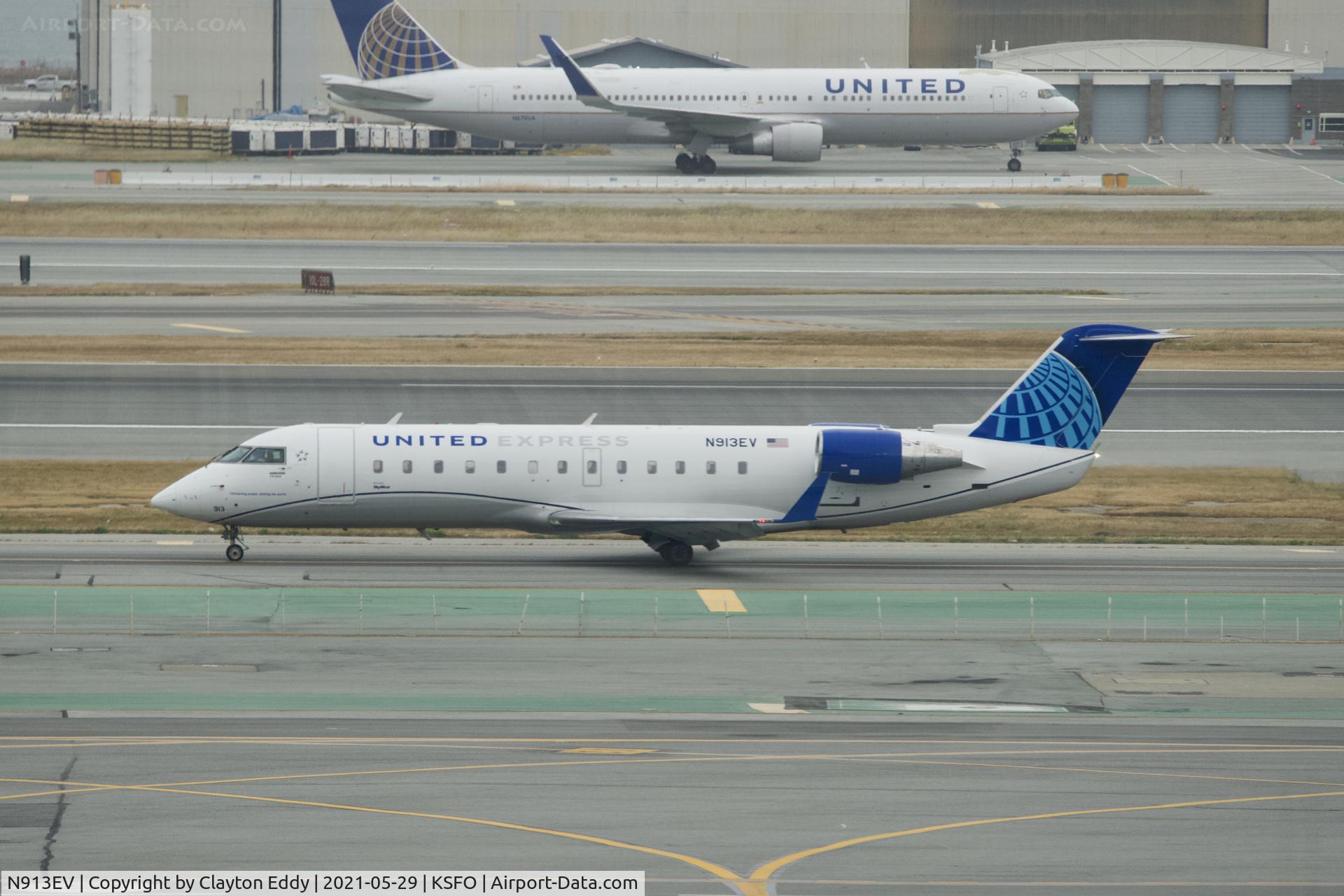 N913EV, 2002 Bombardier CRJ-200ER (CL-600-2B19) C/N 7731, Skyterrace SFO 2021.