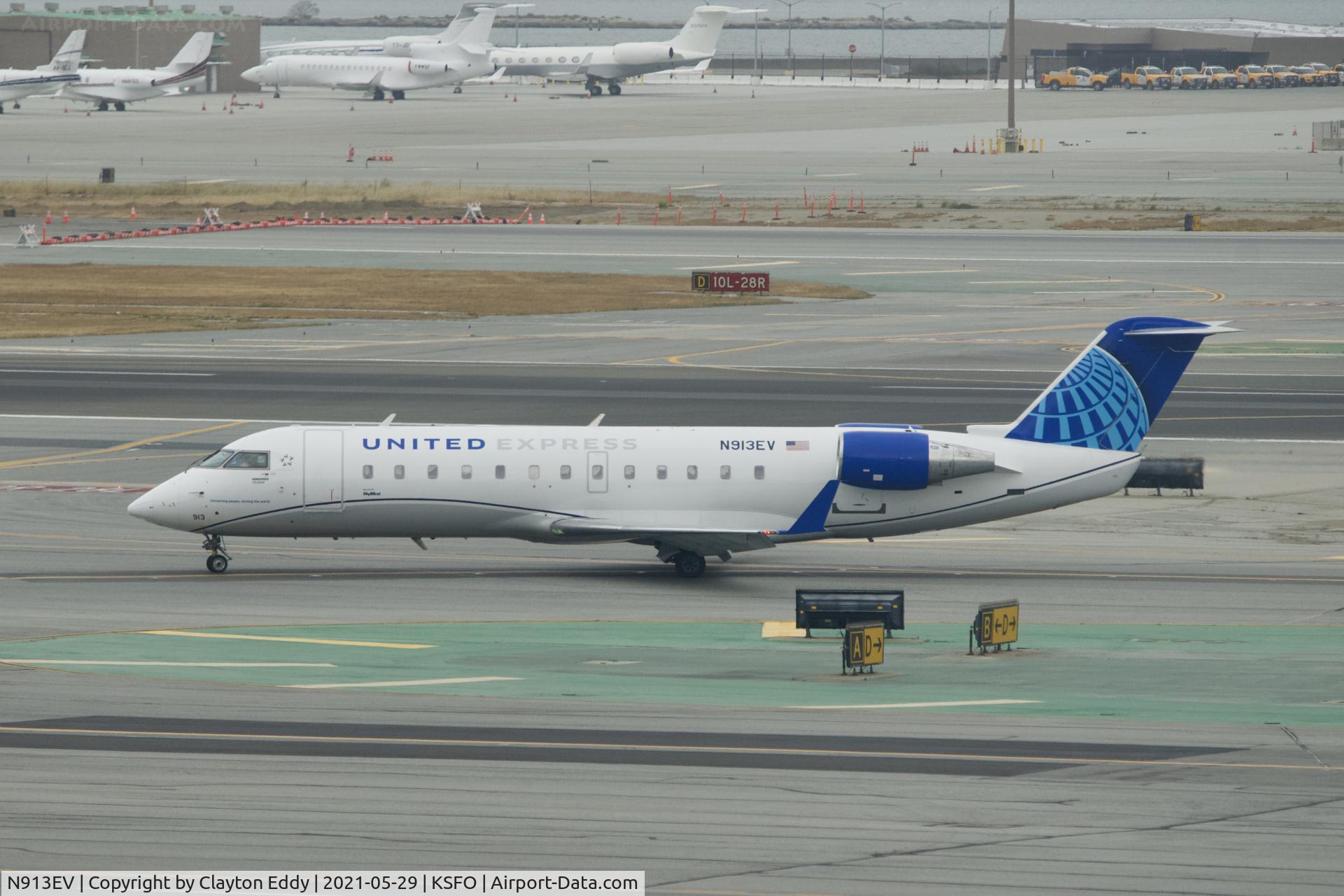 N913EV, 2002 Bombardier CRJ-200ER (CL-600-2B19) C/N 7731, Skyterrace SFO 2021.