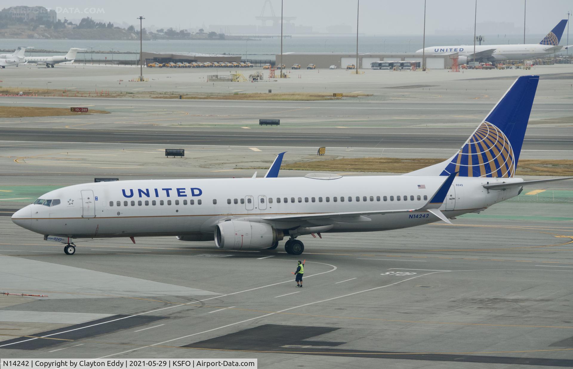N14242, 1999 Boeing 737-824 C/N 28805, Skyterrace SFO 2021.