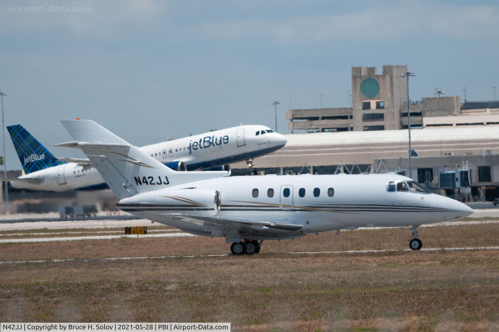 N42JJ, 2001 Raytheon Hawker 800XP C/N 258509, Taxiing at KPBI