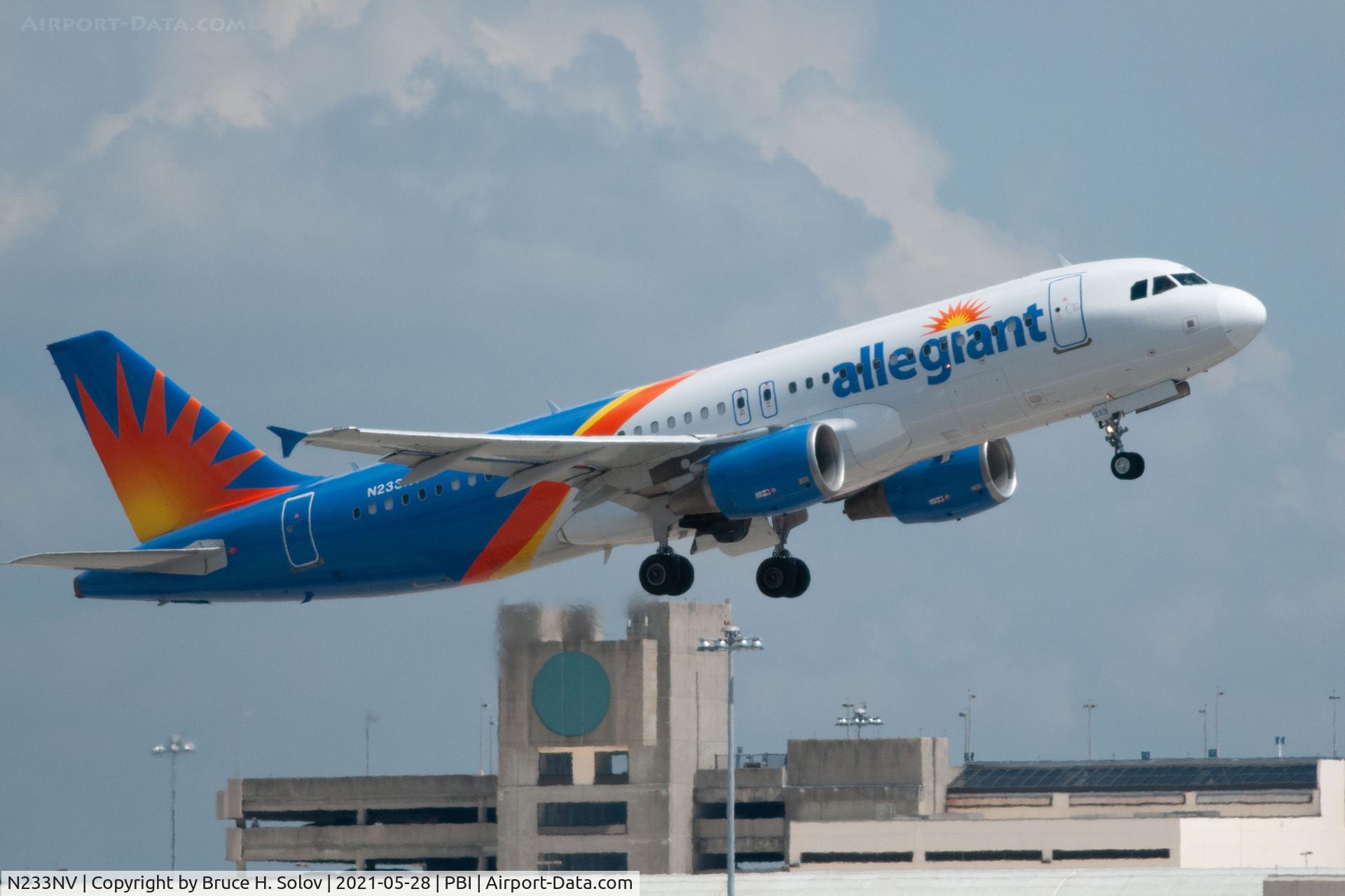 N233NV, 2003 Airbus A320-214 C/N 2001, Departure from KPBI