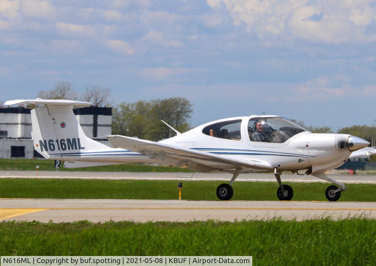 N616ML, Diamond DA-40 Diamond Star C/N 40.1067, N616ML taxing @kbuf