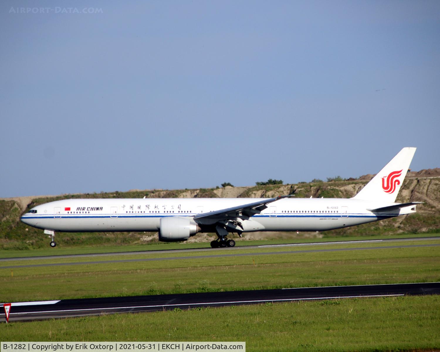 B-1282, 2018 Boeing 777-39L(ER) C/N 65301, B-1282 landing rw 04R