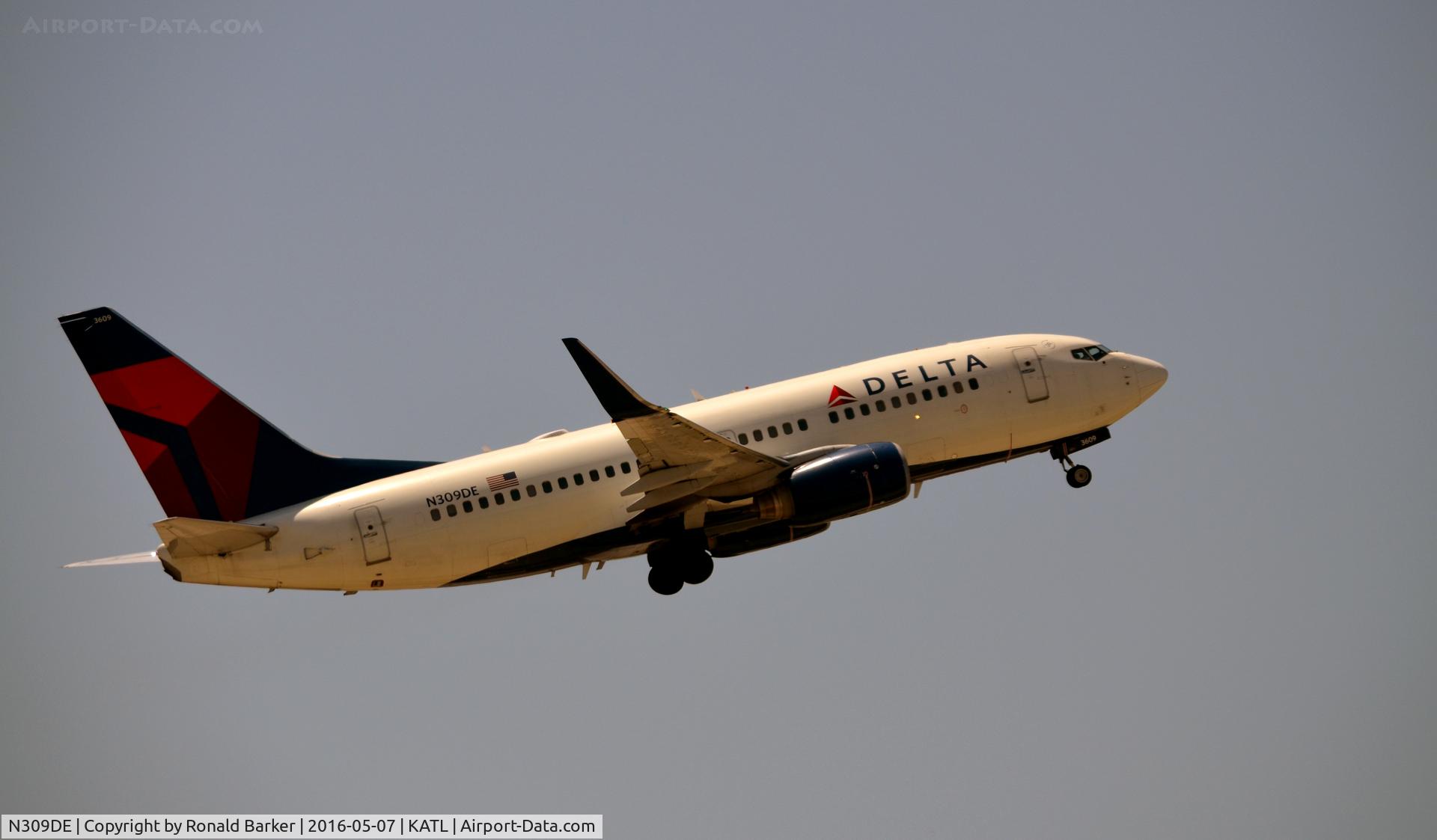 N309DE, 2009 Boeing 737-732 C/N 29634, Takeoff Atlanta