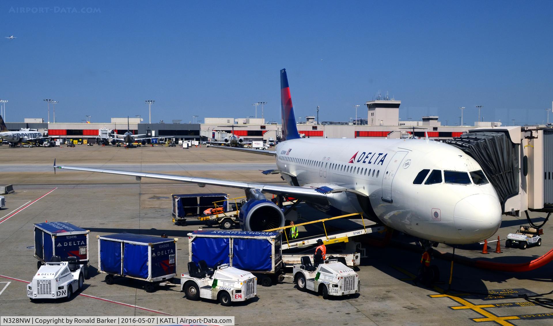 N328NW, 1992 Airbus A320-211 C/N 298, At the gate Atlanta