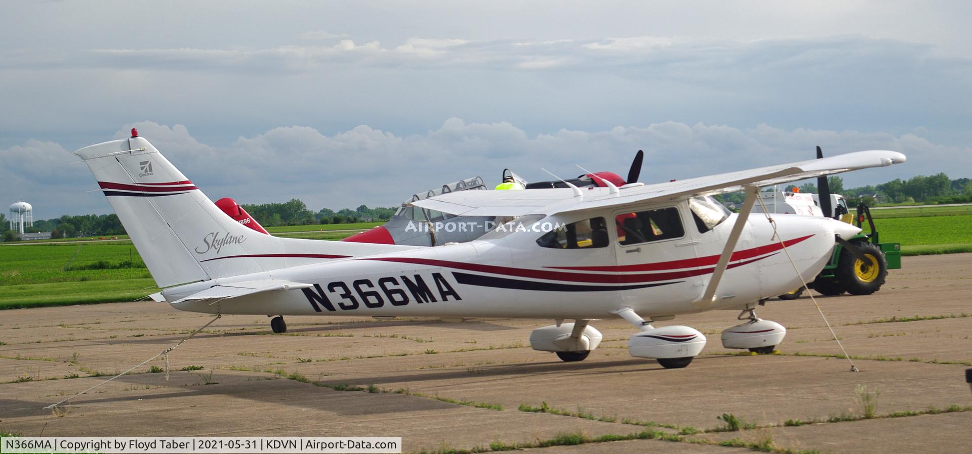 N366MA, 1999 Cessna 182S Skylane C/N 18280596, On the General Aviation Ramp
