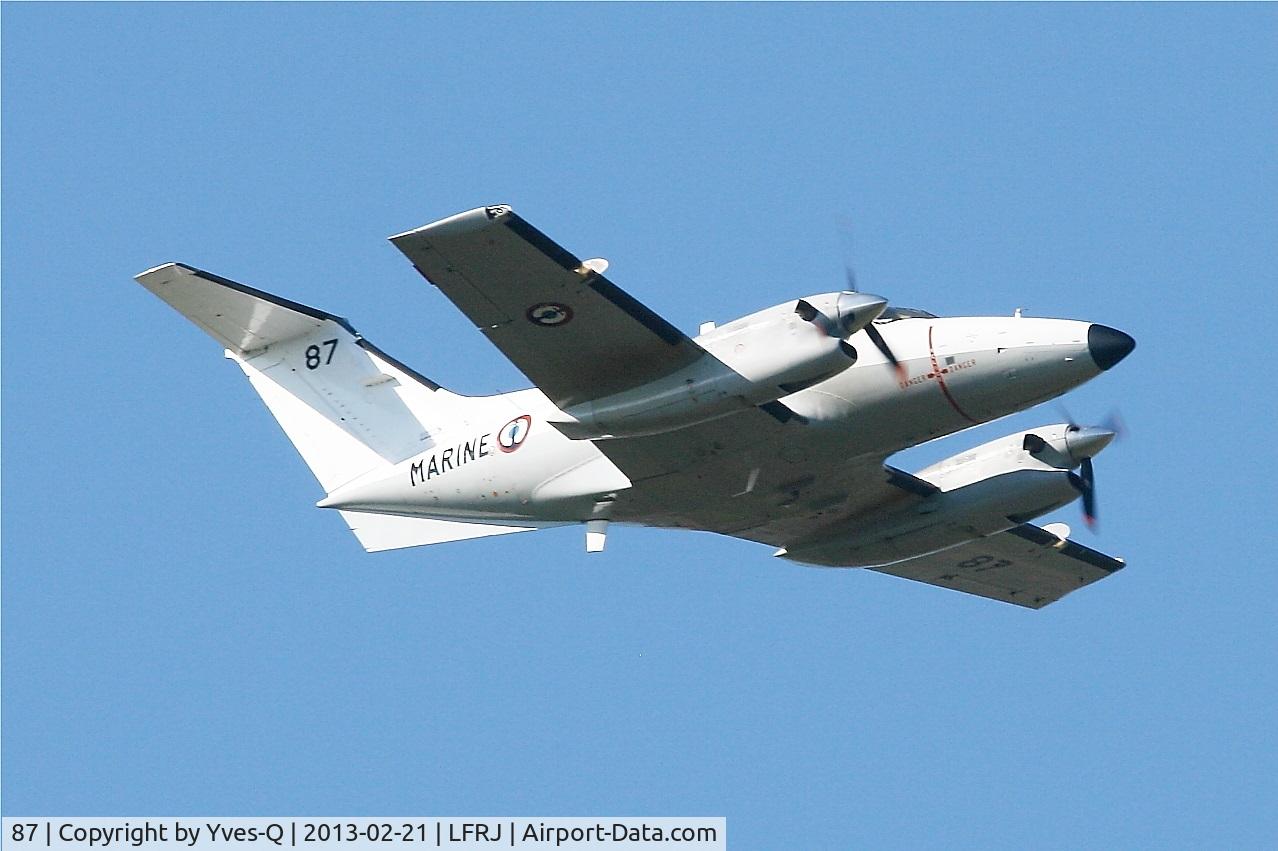 87, Embraer EMB-121AN Xingu C/N 121-087, Embraer EMB-121AA Xingu, Take off rwy 08, Landivisiau Naval Air Base (LFRJ)