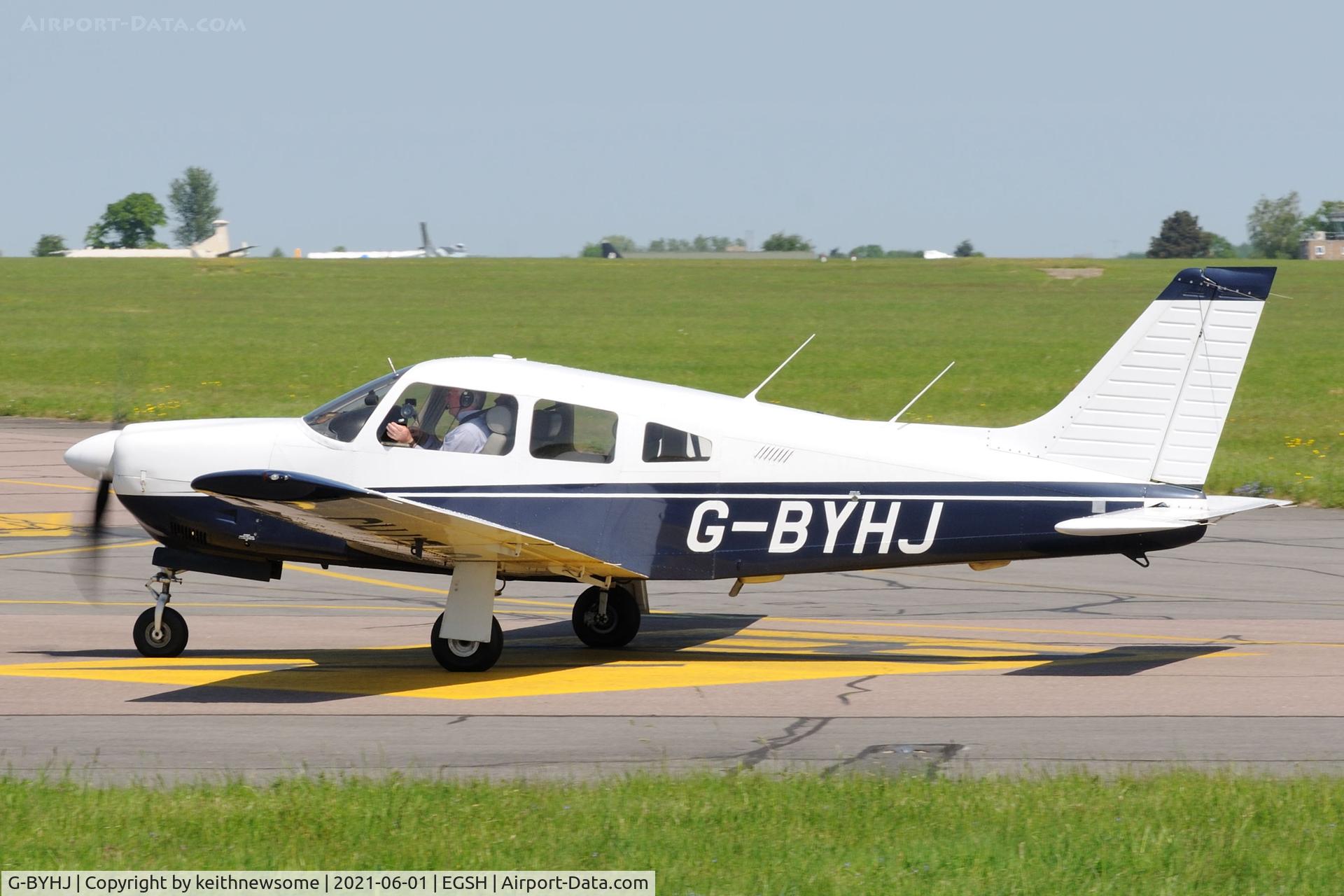 G-BYHJ, 1999 Piper PA-28R-201 Cherokee Arrow III C/N 28R-2844020, Arriving at Norwich.