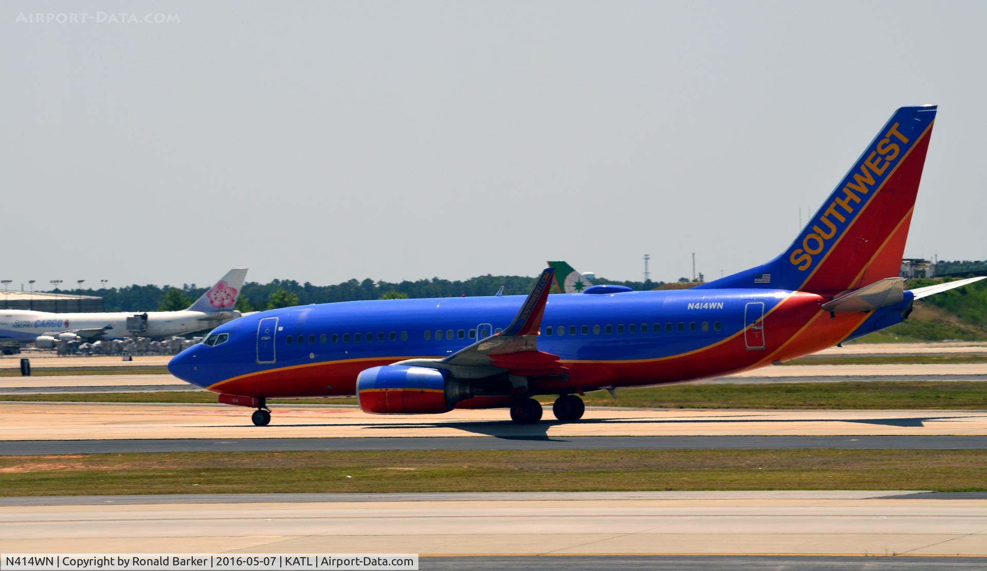 N414WN, 2001 Boeing 737-7H4 C/N 29820, Taxi to gate Atlanta