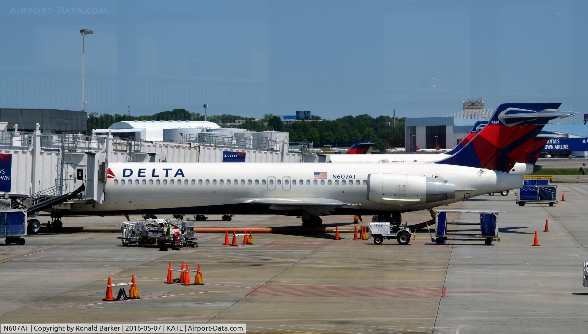 N607AT, 2000 Boeing 717-200 C/N 55074, At the gate Atlanta