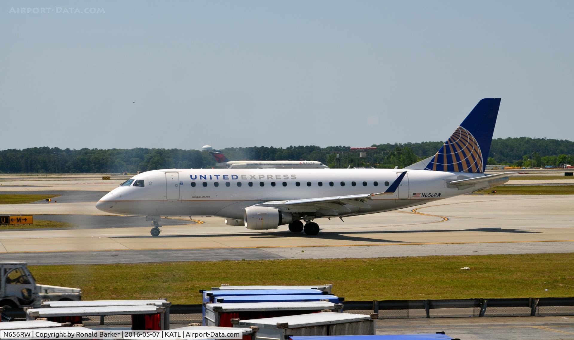 N656RW, 2005 Embraer 170SE (ERJ-170-100SE) C/N 17000113, Taxi for takeoff Atlanta