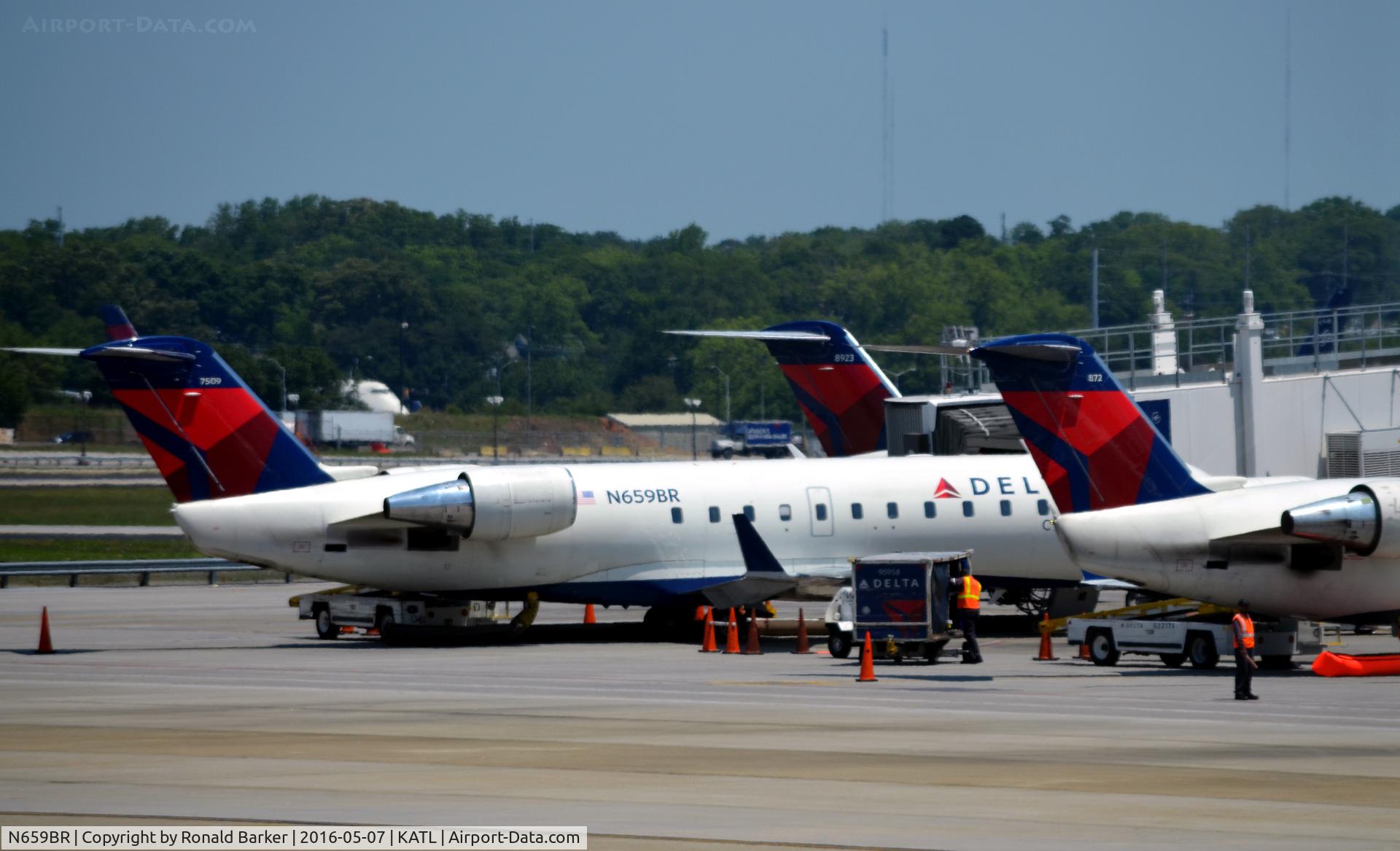 N659BR, 2001 Bombardier CRJ-200ER (CL-600-2B19) C/N 7509, At the gate Atlanta