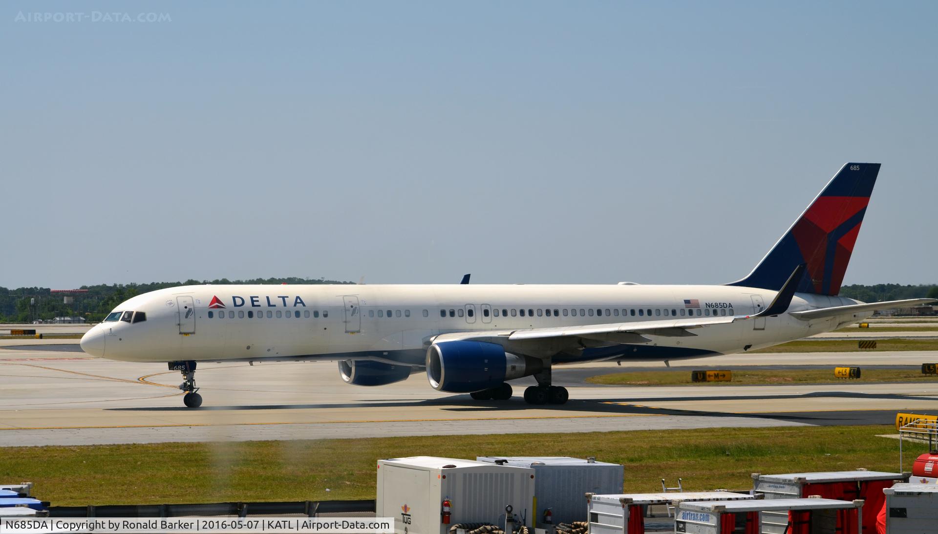 N685DA, 1995 Boeing 757-232 C/N 27588, Taxi Atlanta