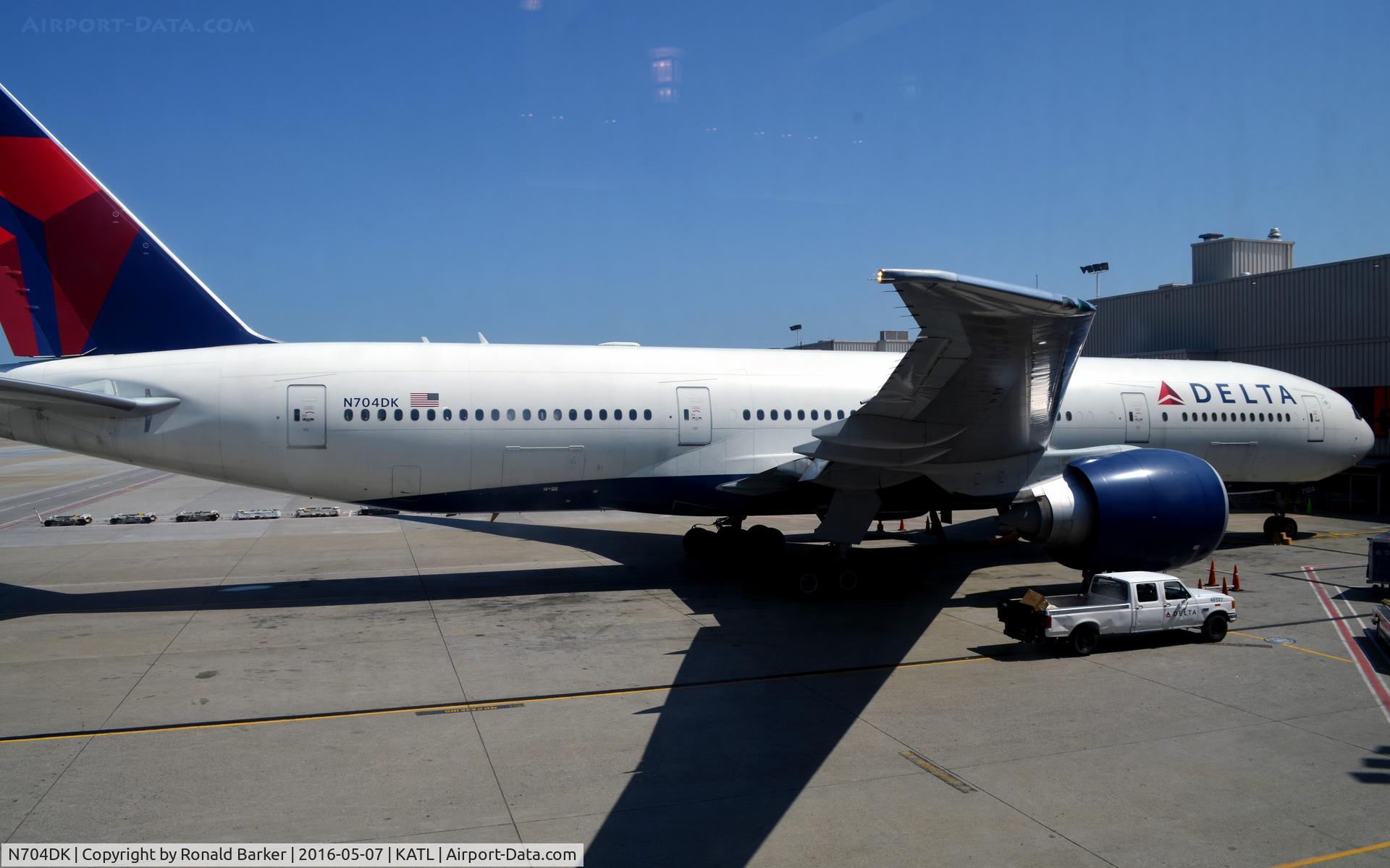 N704DK, 2009 Boeing 777-232/LR C/N 29739, At the gate  Atlanta