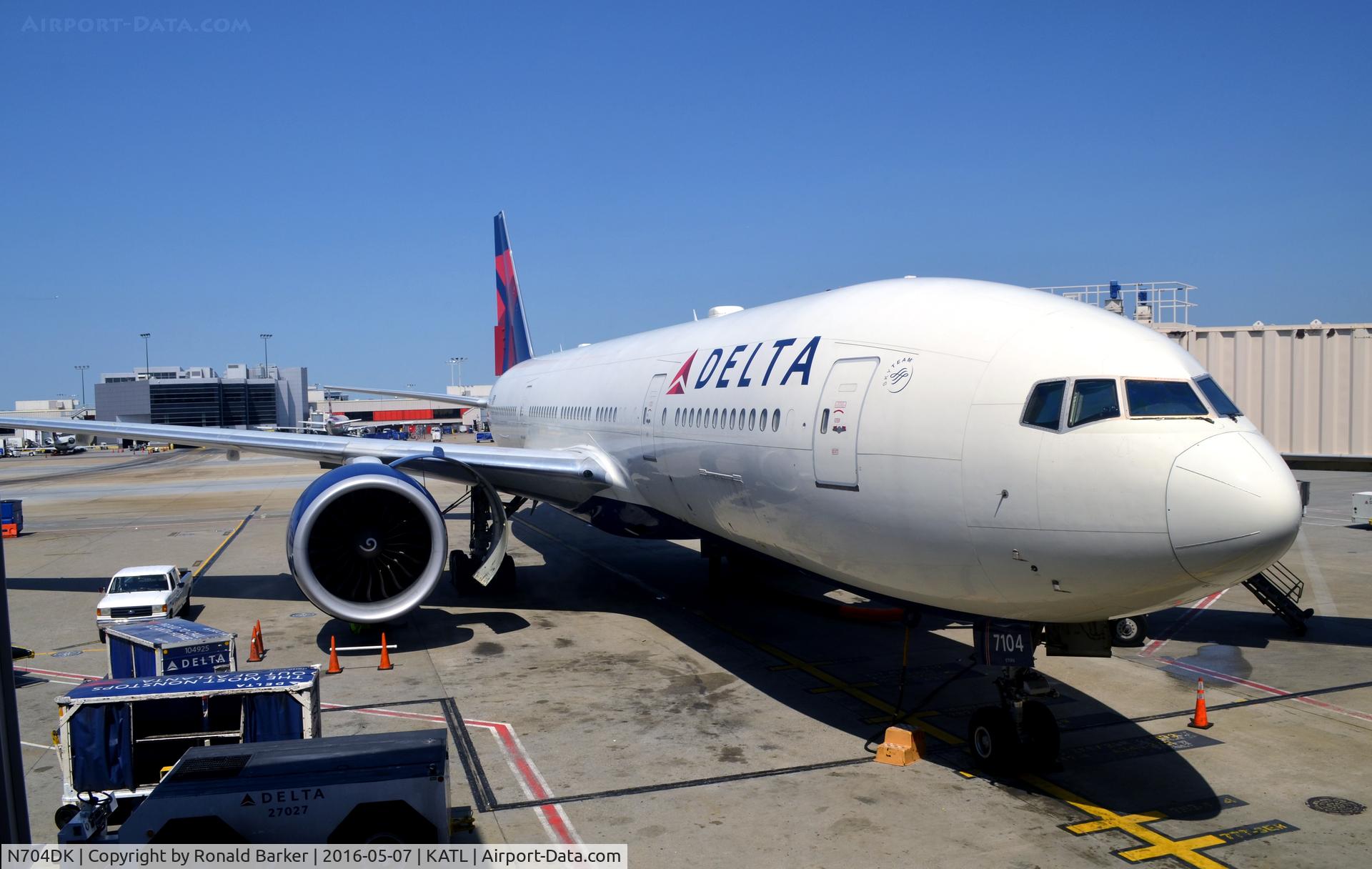 N704DK, 2009 Boeing 777-232/LR C/N 29739, At the gate Atlanta