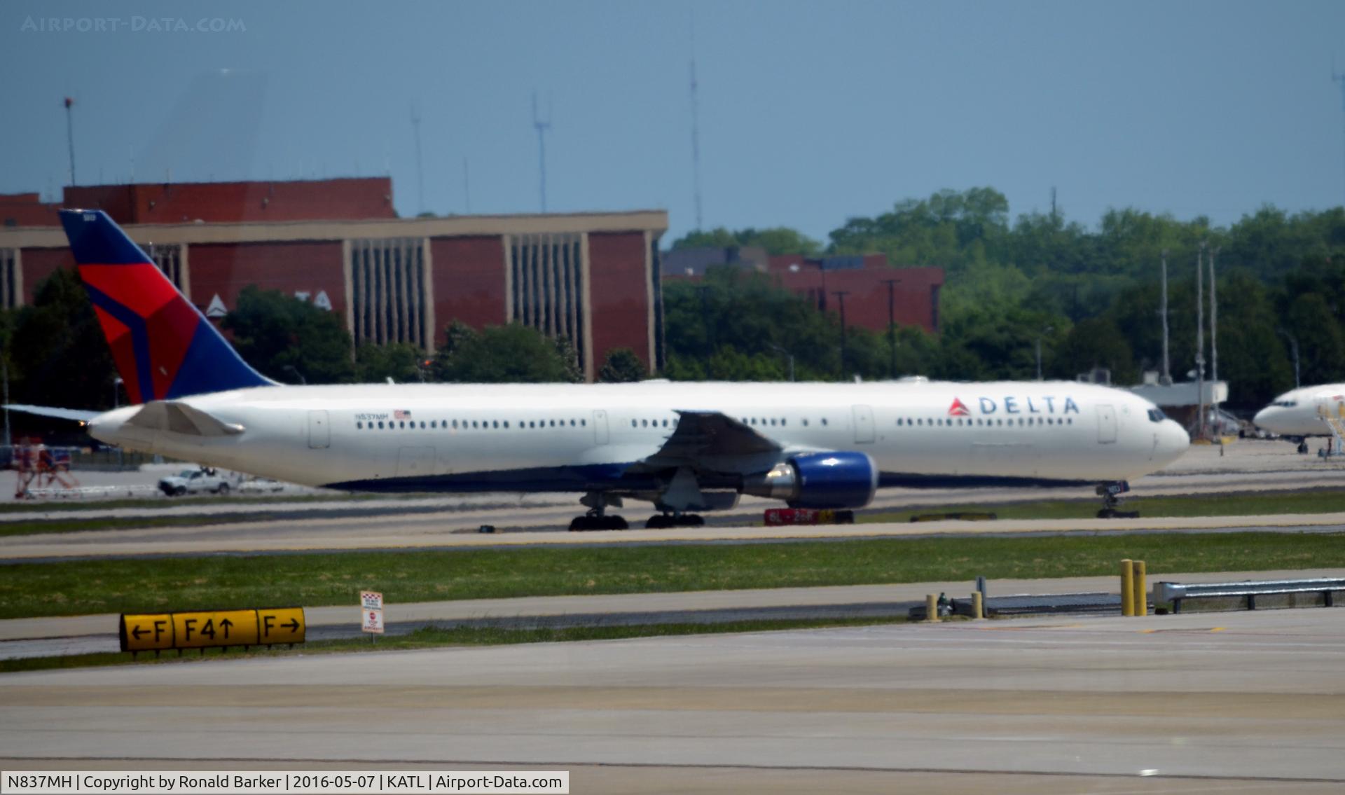 N837MH, 2000 Boeing 767-432/ER C/N 29710, Taxi to gate  Atlanta