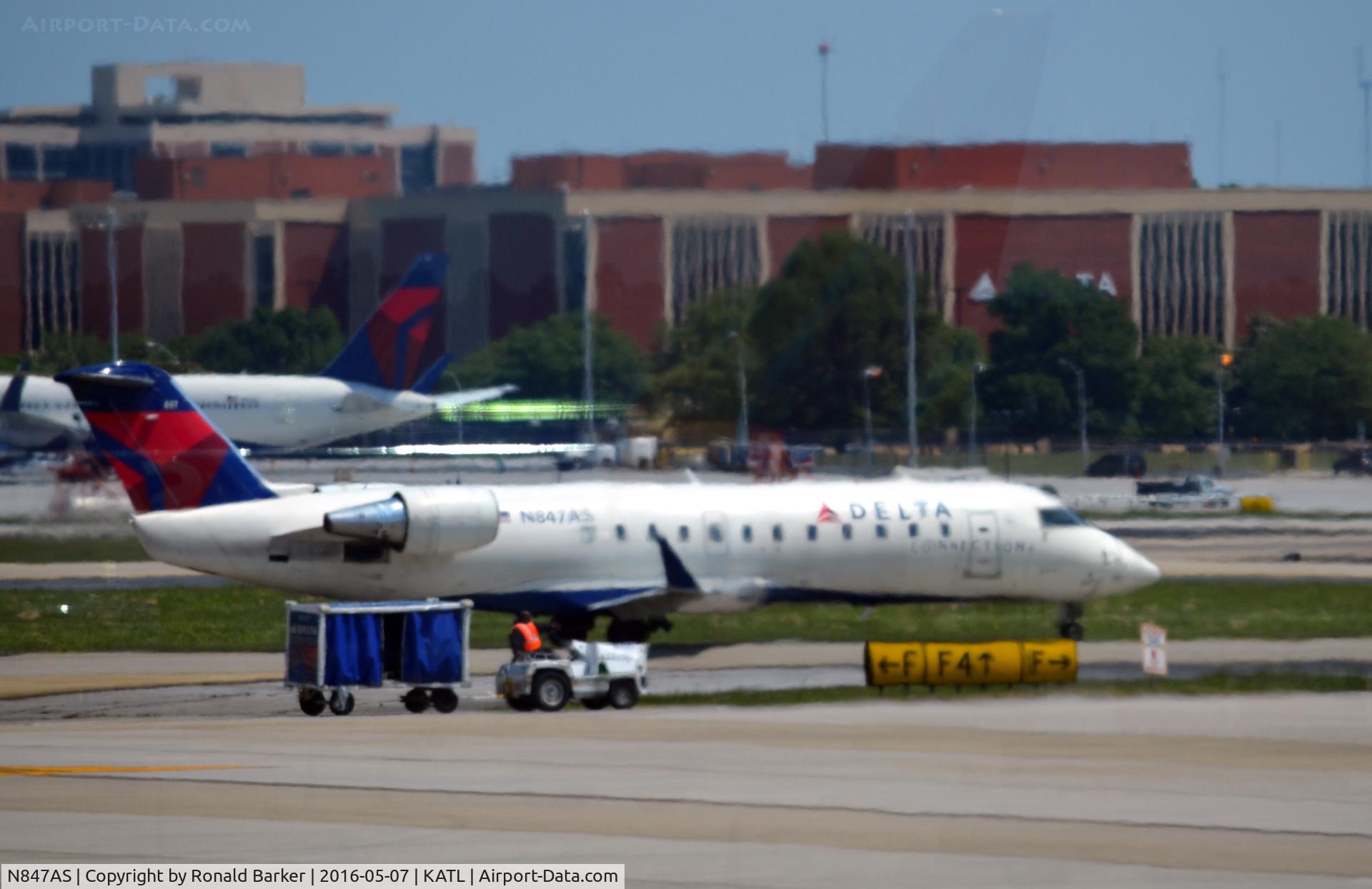 N847AS, 1999 Bombardier CRJ-200ER (CL-600-2B19) C/N 7335, Taxi Atlanta