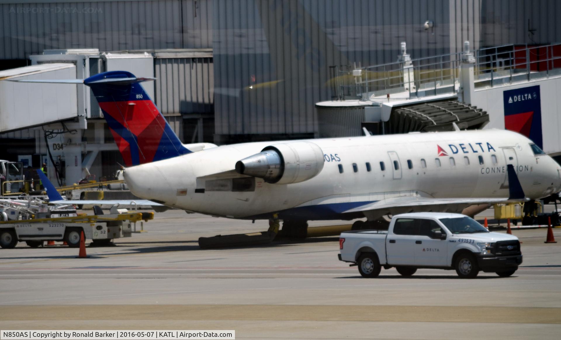 N850AS, 1999 Bombardier CRJ-200ER (CL-600-2B19) C/N 7355, At the gate Atlanta