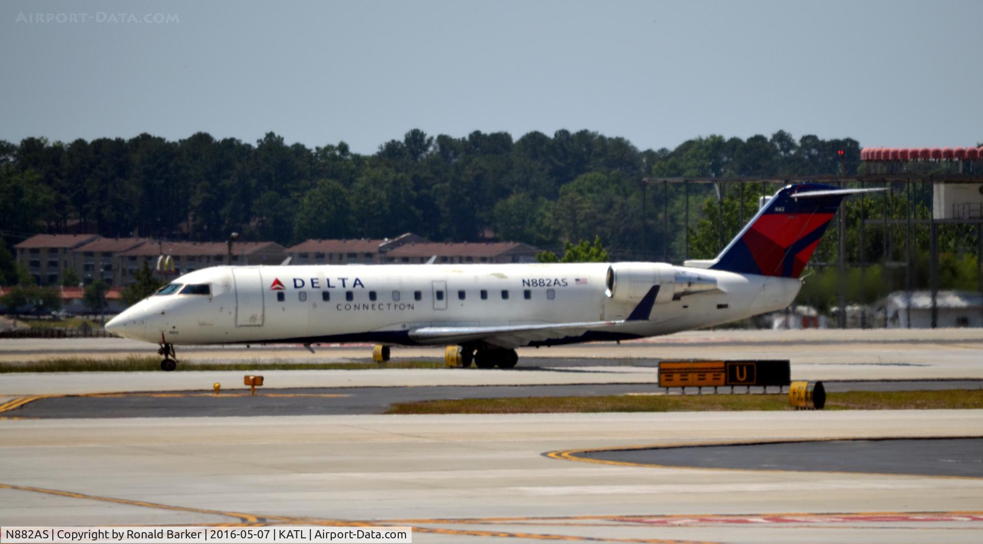 N882AS, 2001 Bombardier CRJ-200ER (CL-600-2B19) C/N 7503, Taxi Atlanta