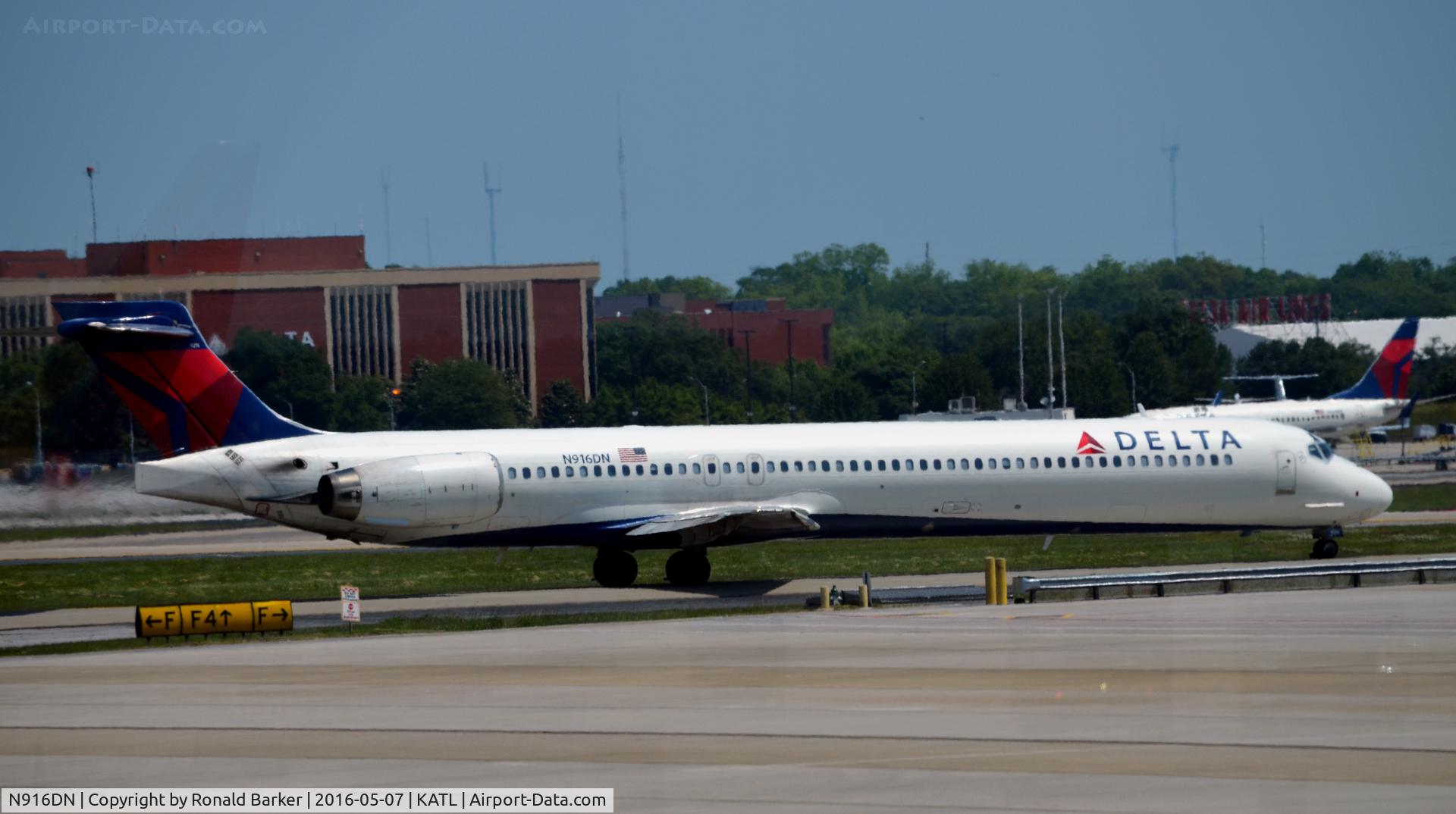N916DN, 1996 McDonnell Douglas MD-90-30 C/N 53396, Taxi to takeoff Atlanta