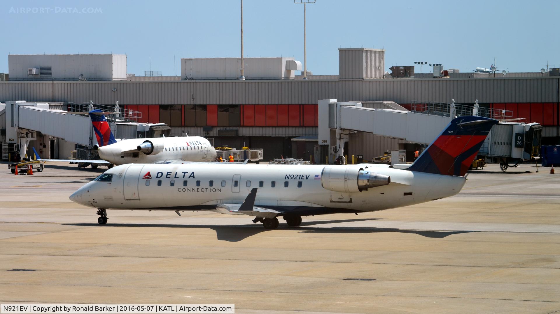 N921EV, 2003 Bombardier CRJ-200ER (CL-600-2B19) C/N 7819, Taxi to runway Atlanta