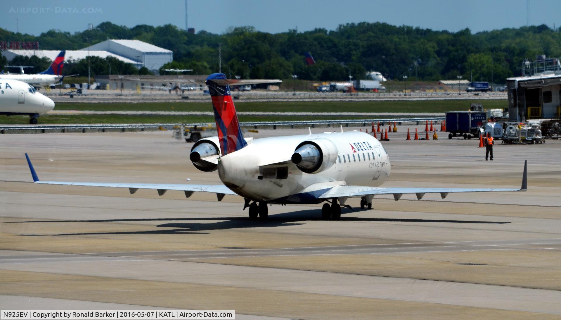 N925EV, 2003 Bombardier CRJ-200ER (CL-600-2B19) C/N 7831, Taxi Atlanta