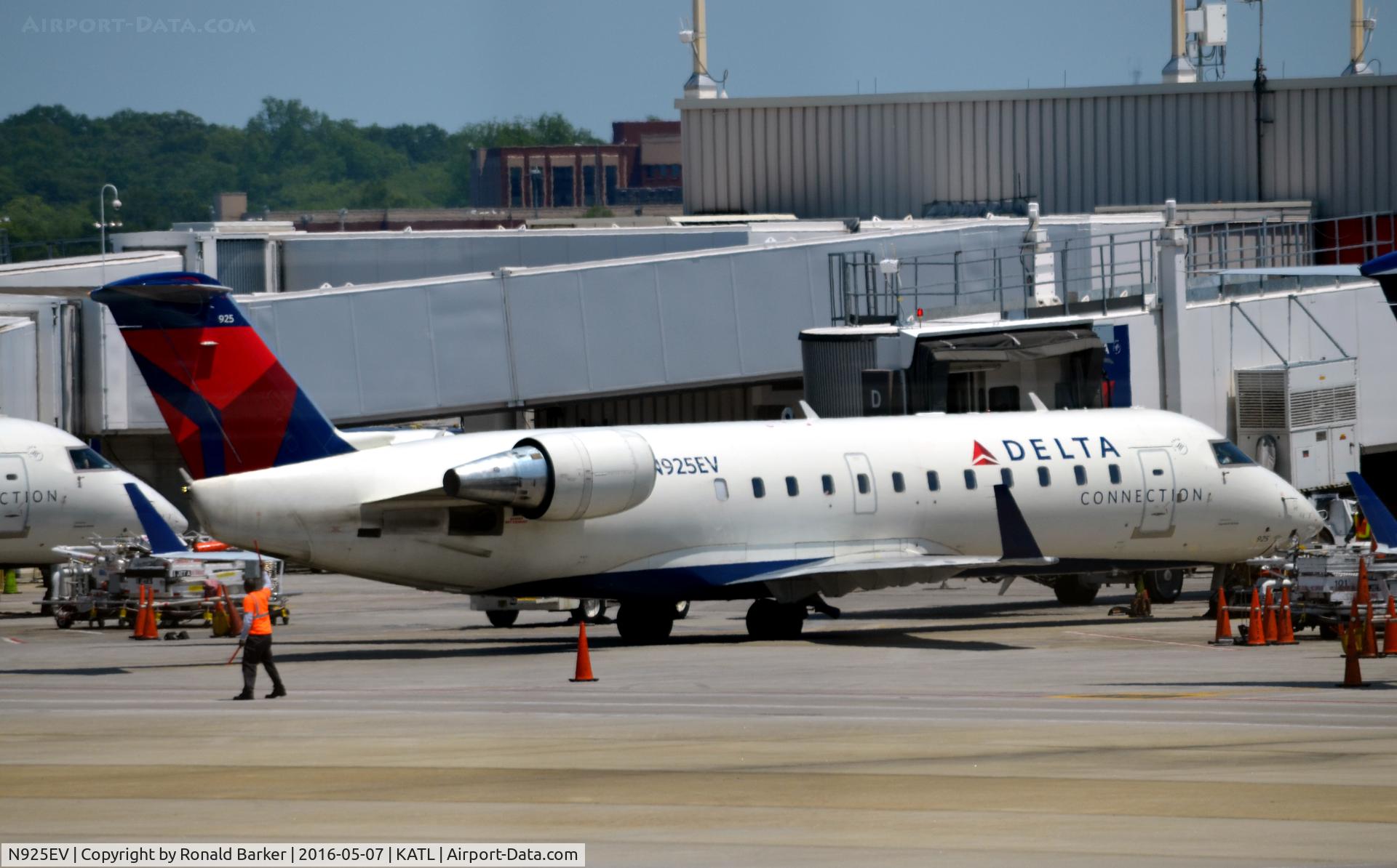 N925EV, 2003 Bombardier CRJ-200ER (CL-600-2B19) C/N 7831, Gate, ready for pushback Atlanta