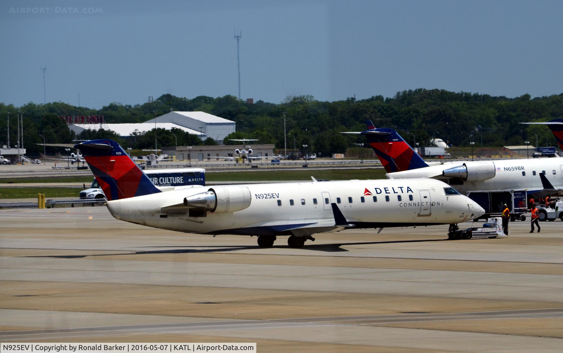 N925EV, 2003 Bombardier CRJ-200ER (CL-600-2B19) C/N 7831, Pushback Atlanta