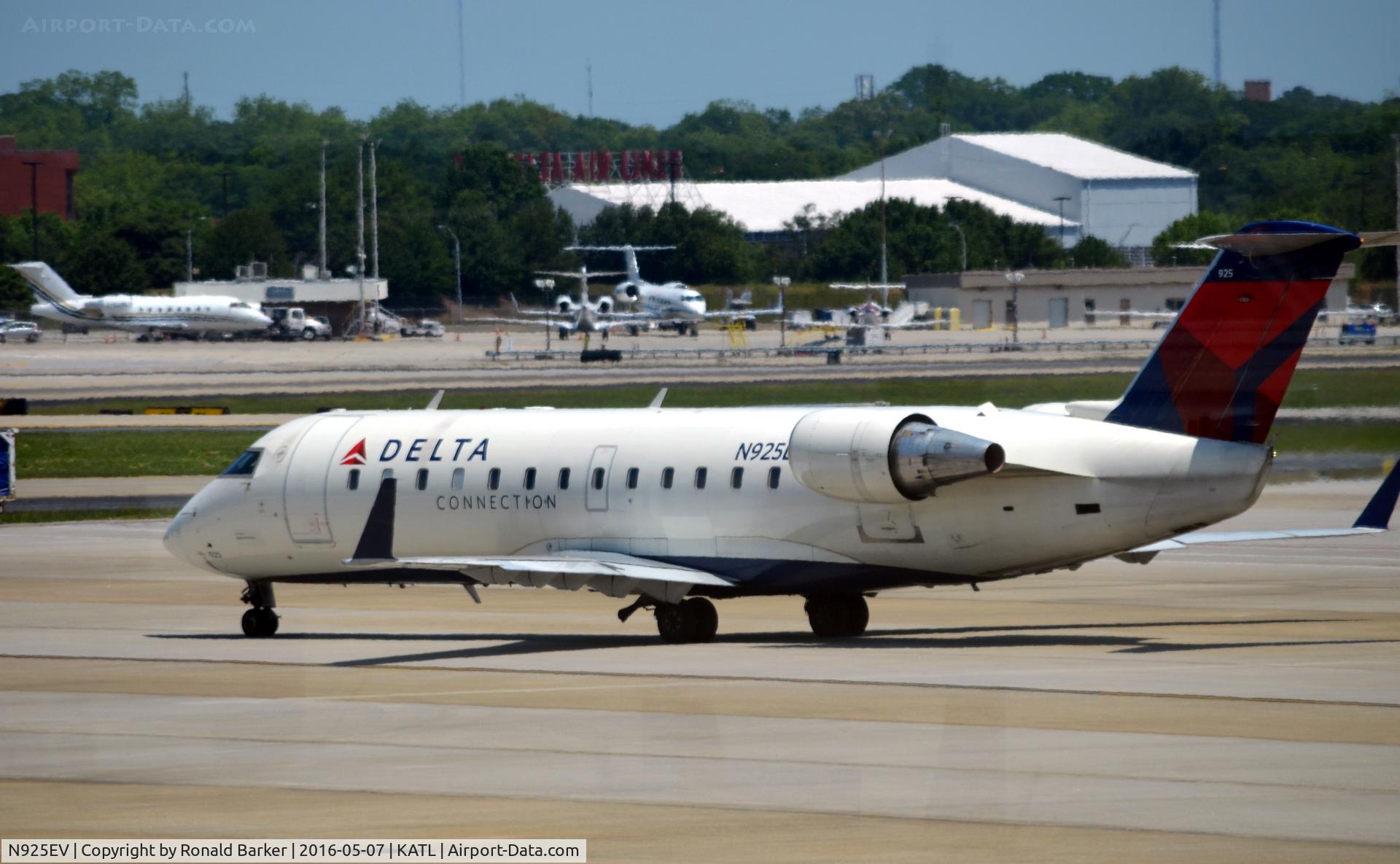N925EV, 2003 Bombardier CRJ-200ER (CL-600-2B19) C/N 7831, Taxi to runway Atlanta