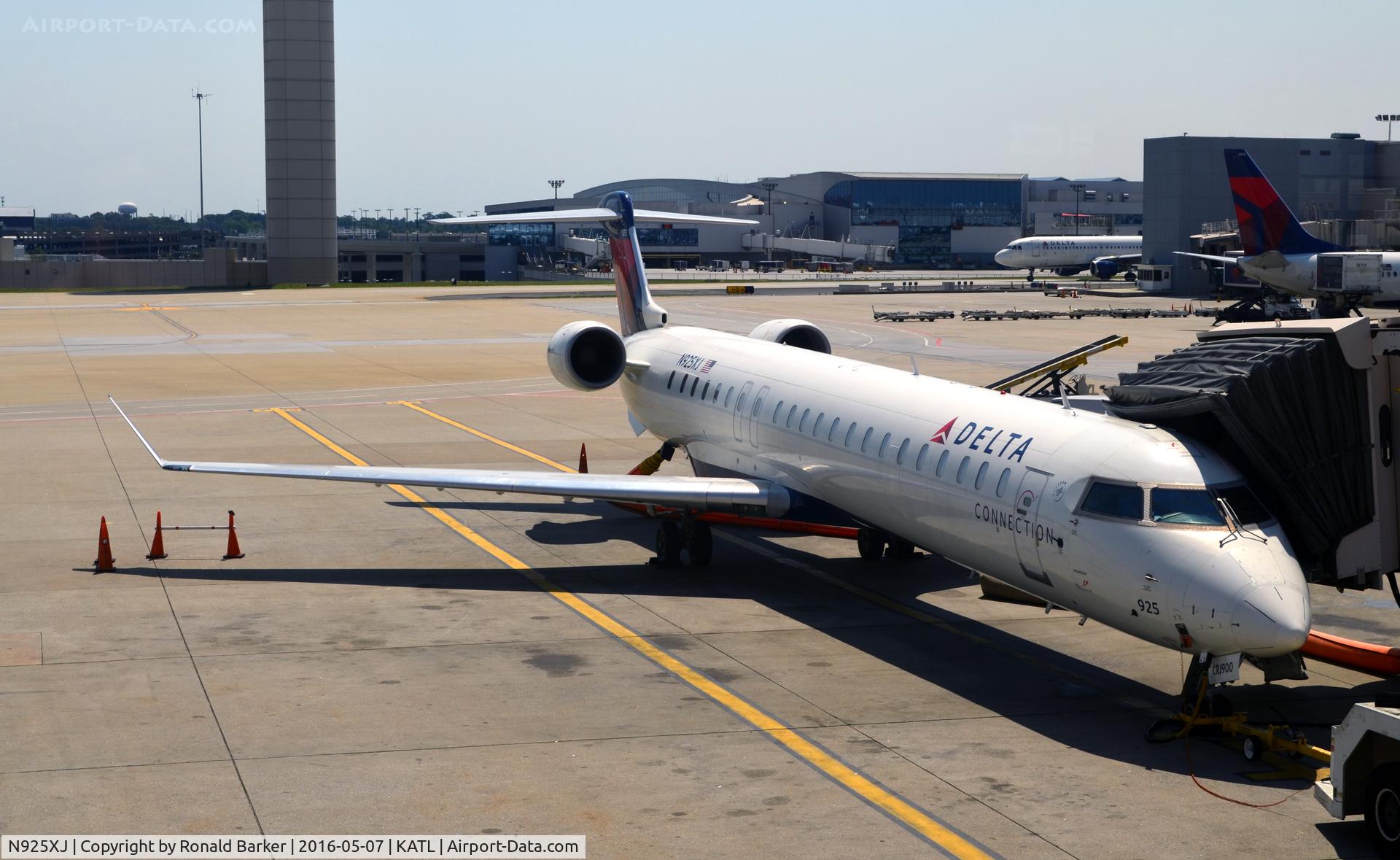 N925XJ, 2008 Canadair CRJ-900ER (CL-600-2D24) C/N 15183, At the gate Atlanta