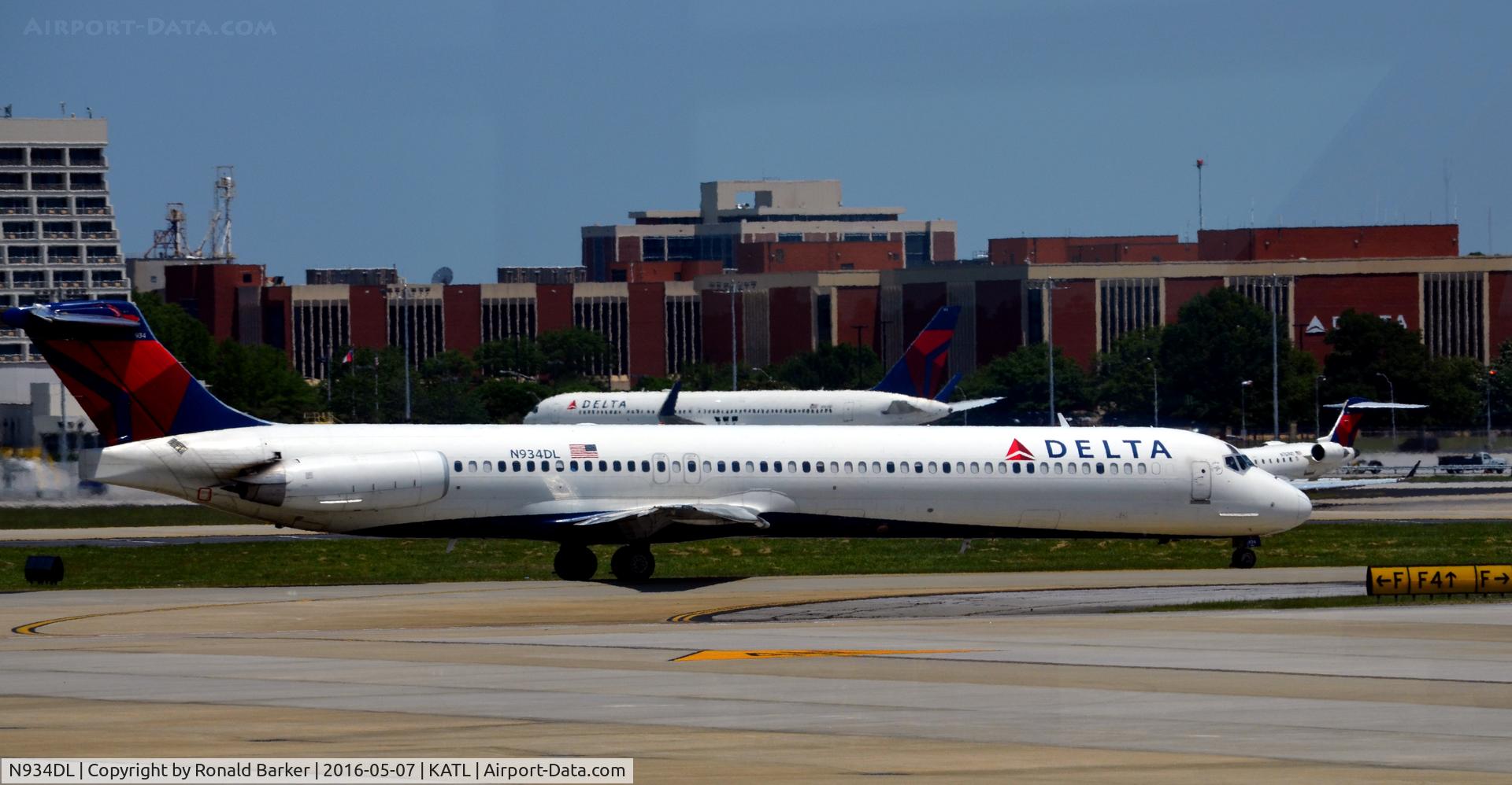 N934DL, 1989 McDonnell Douglas MD-88 C/N 49721, Taxi to runway Atlanta