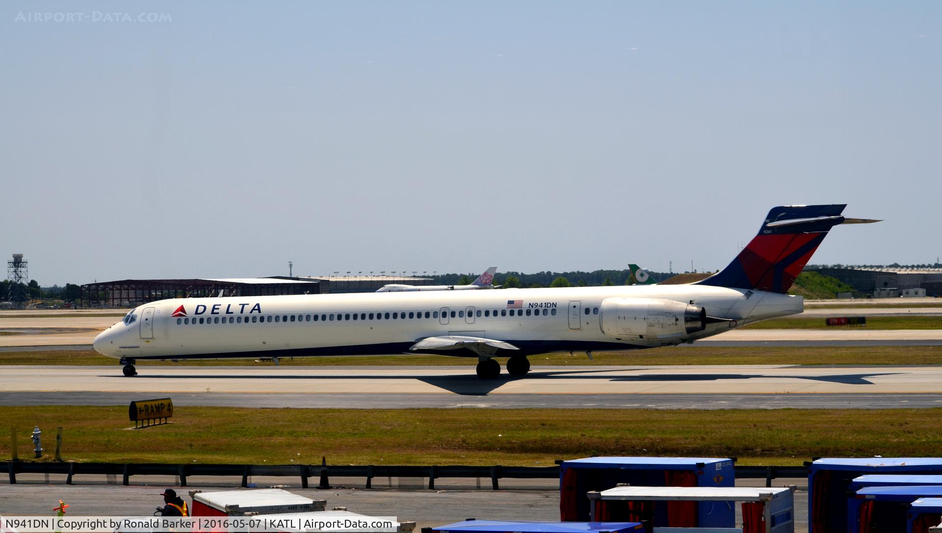 N941DN, 1997 McDonnell Douglas MD-90-30 C/N 53555, Taxi Atlanta
