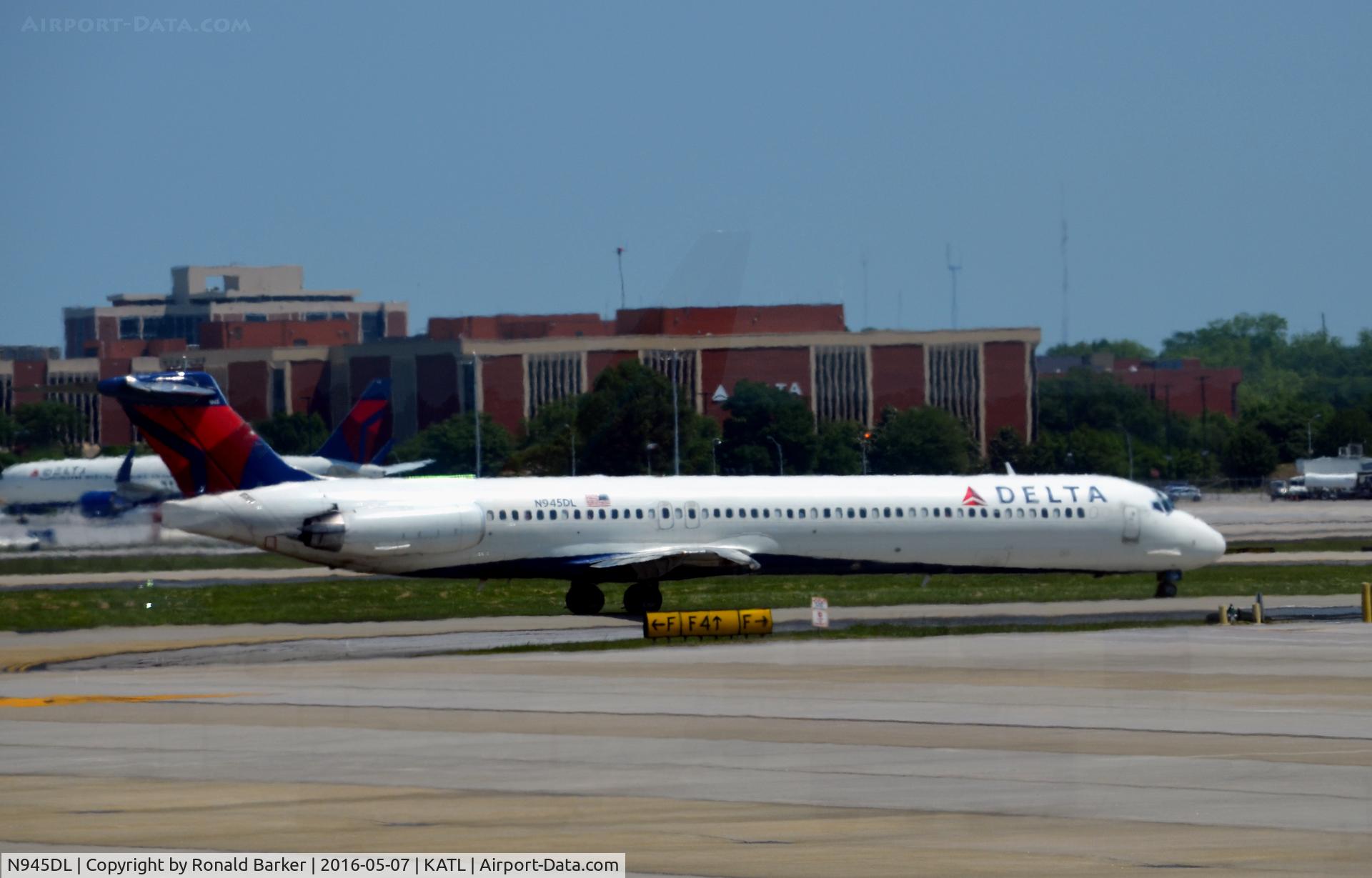 N945DL, 1989 McDonnell Douglas MD-88 C/N 49818, Taxi Atlanta