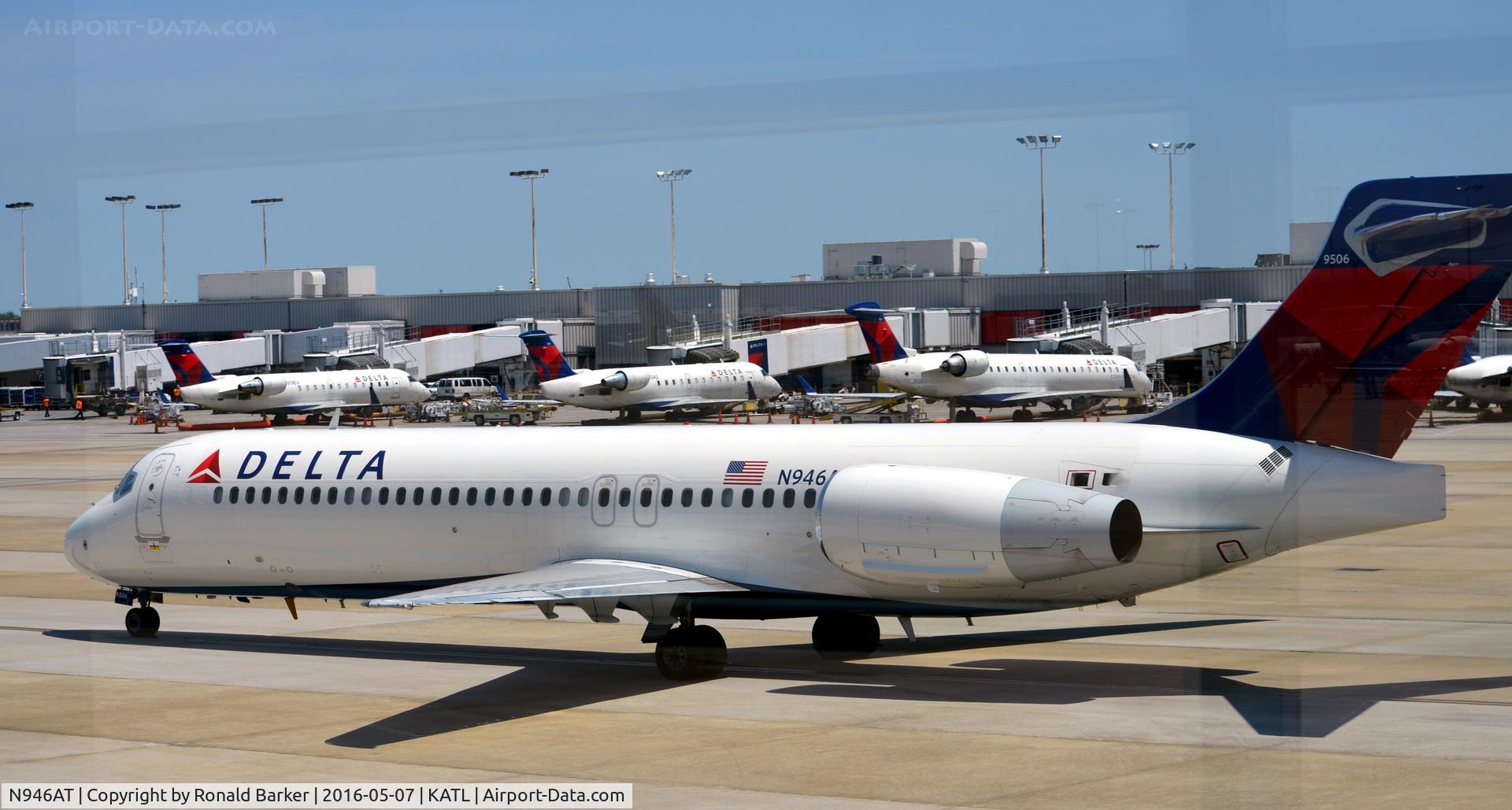 N946AT, 1999 Boeing 717-200 C/N 55009, Taxi Atlanta