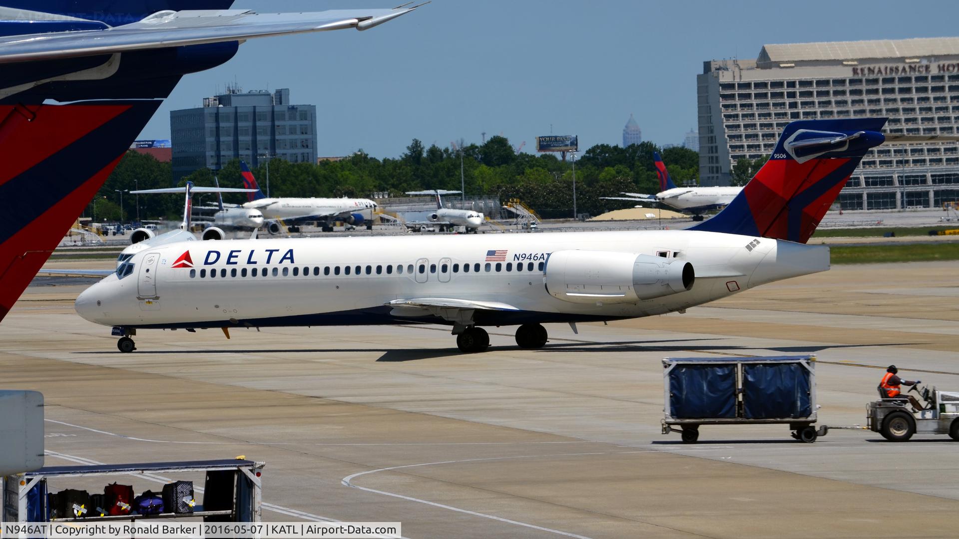 N946AT, 1999 Boeing 717-200 C/N 55009, Taxi to gate Atlanta