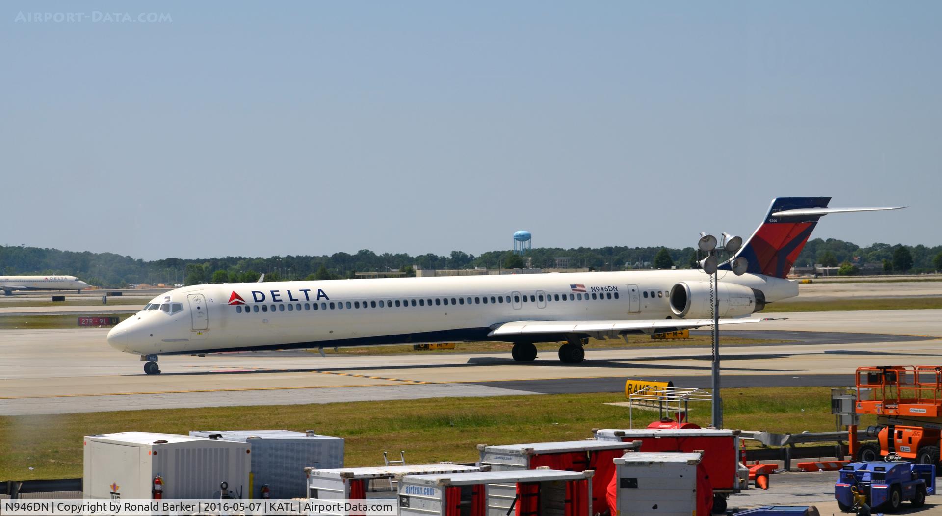 N946DN, 1995 McDonnell Douglas MD-90-30 C/N 53354, Taxi Atlanta