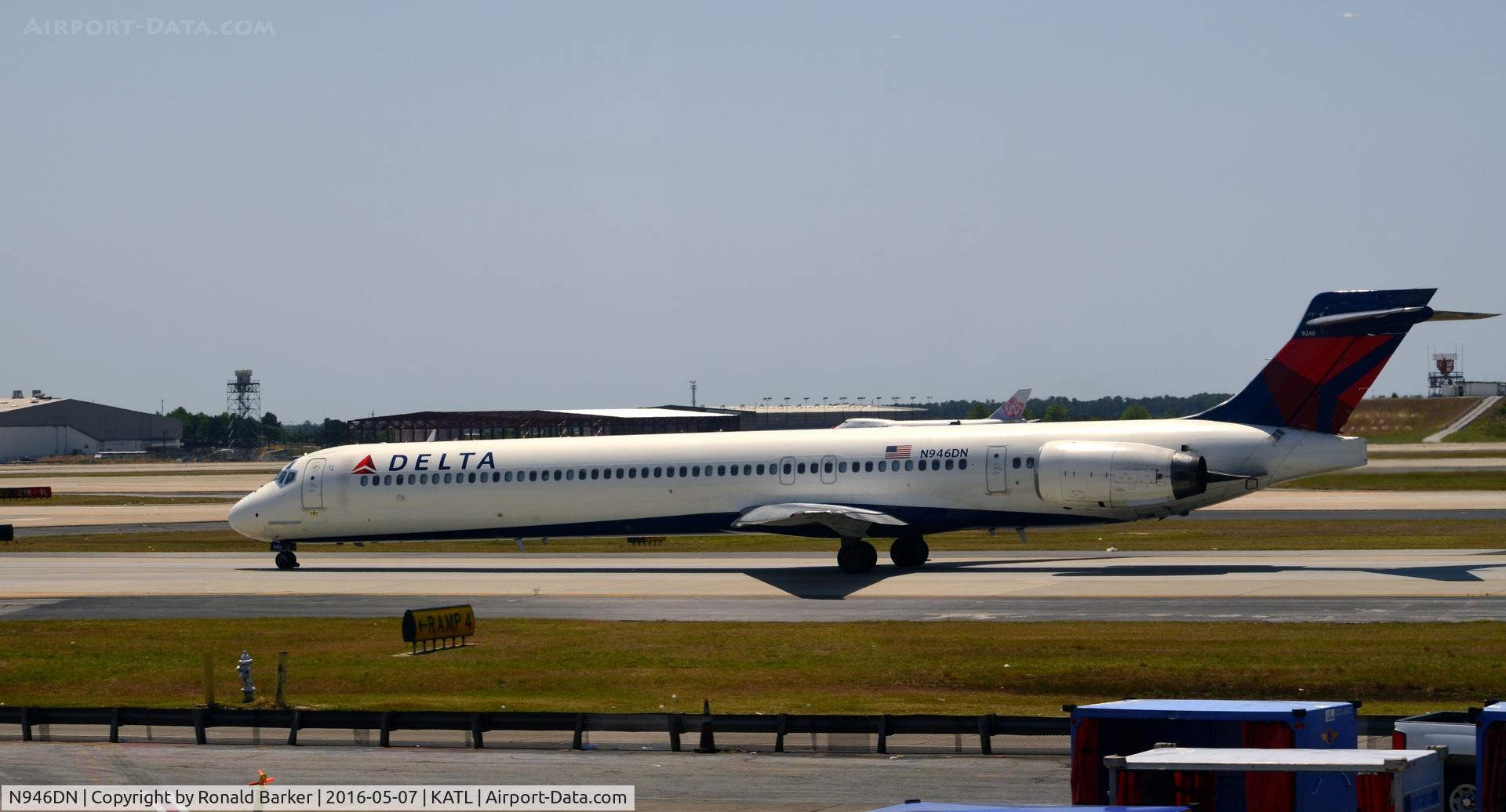 N946DN, 1995 McDonnell Douglas MD-90-30 C/N 53354, Taxi Atlanta