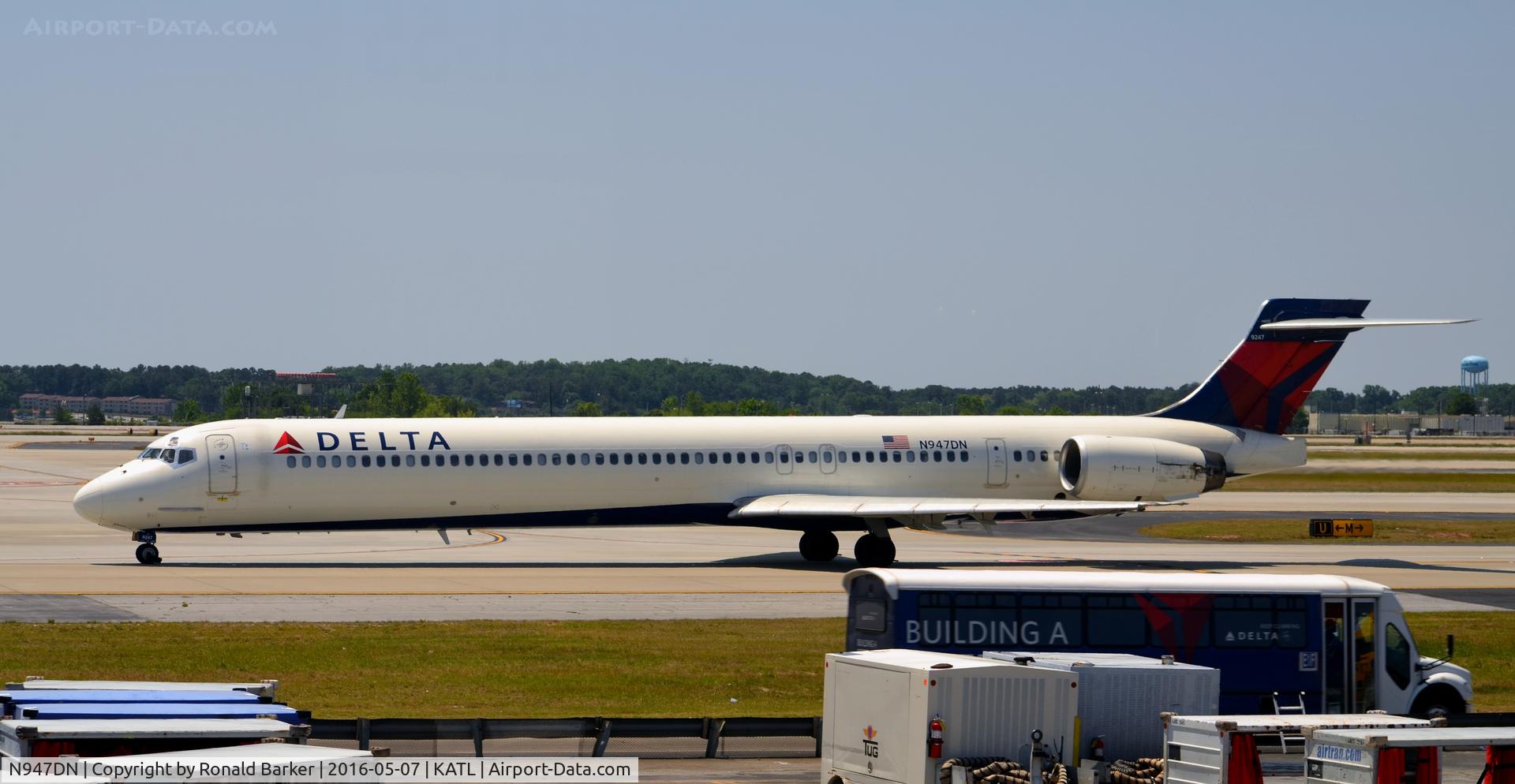 N947DN, 1996 McDonnell Douglas MD-90-30 C/N 53355, Taxi Atlanta