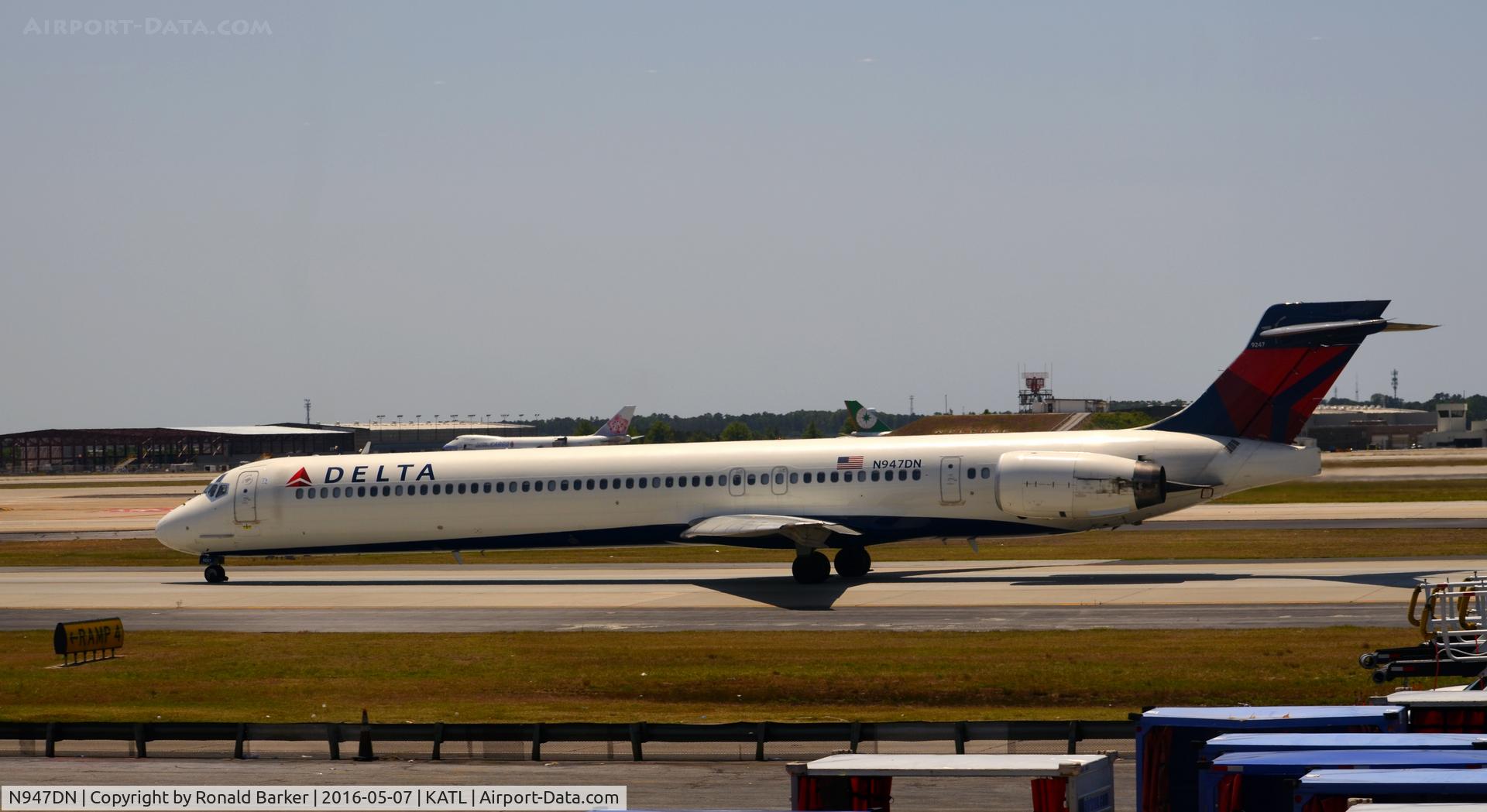 N947DN, 1996 McDonnell Douglas MD-90-30 C/N 53355, Taxi Atlanta